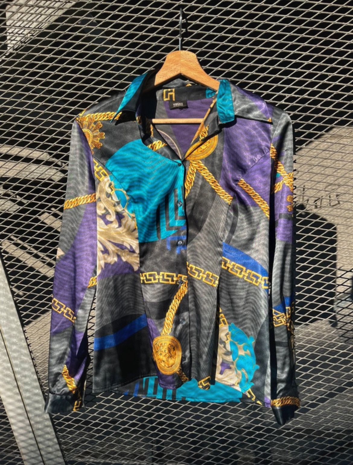 Versace Jeans Couture Vintage Versace Baroque Gold Chain Logo Abstract Silk Shirt Size M / US 6-8 / IT 42-44 - 2 Thumbnail