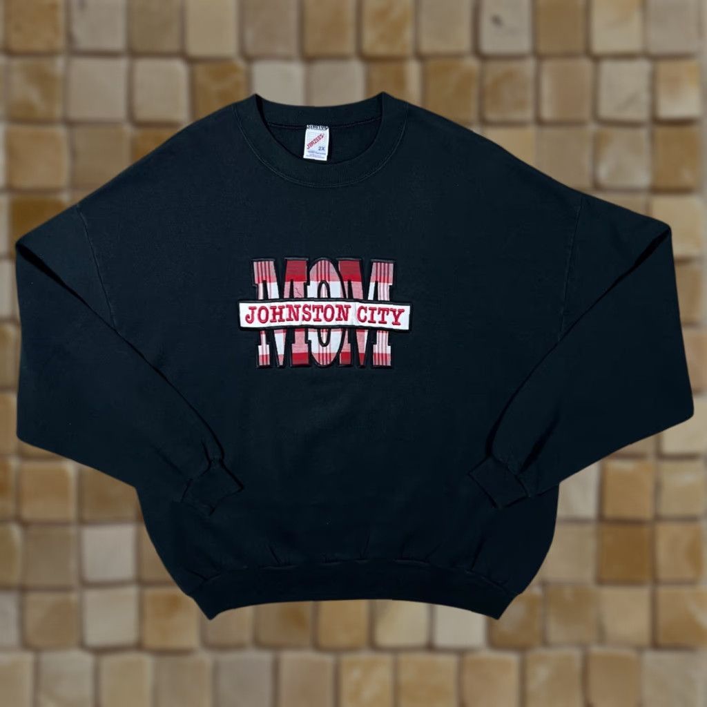 Jerzees VINTAGE Jerzees Johnston City “MOM” Embroidered College Sweatshirt XXL Sweatshirt Black Mens Pullover Crewneck 90s Speech Spellout Embroidered Size US XXL / EU 58 / 5 - 1 Thumbnail