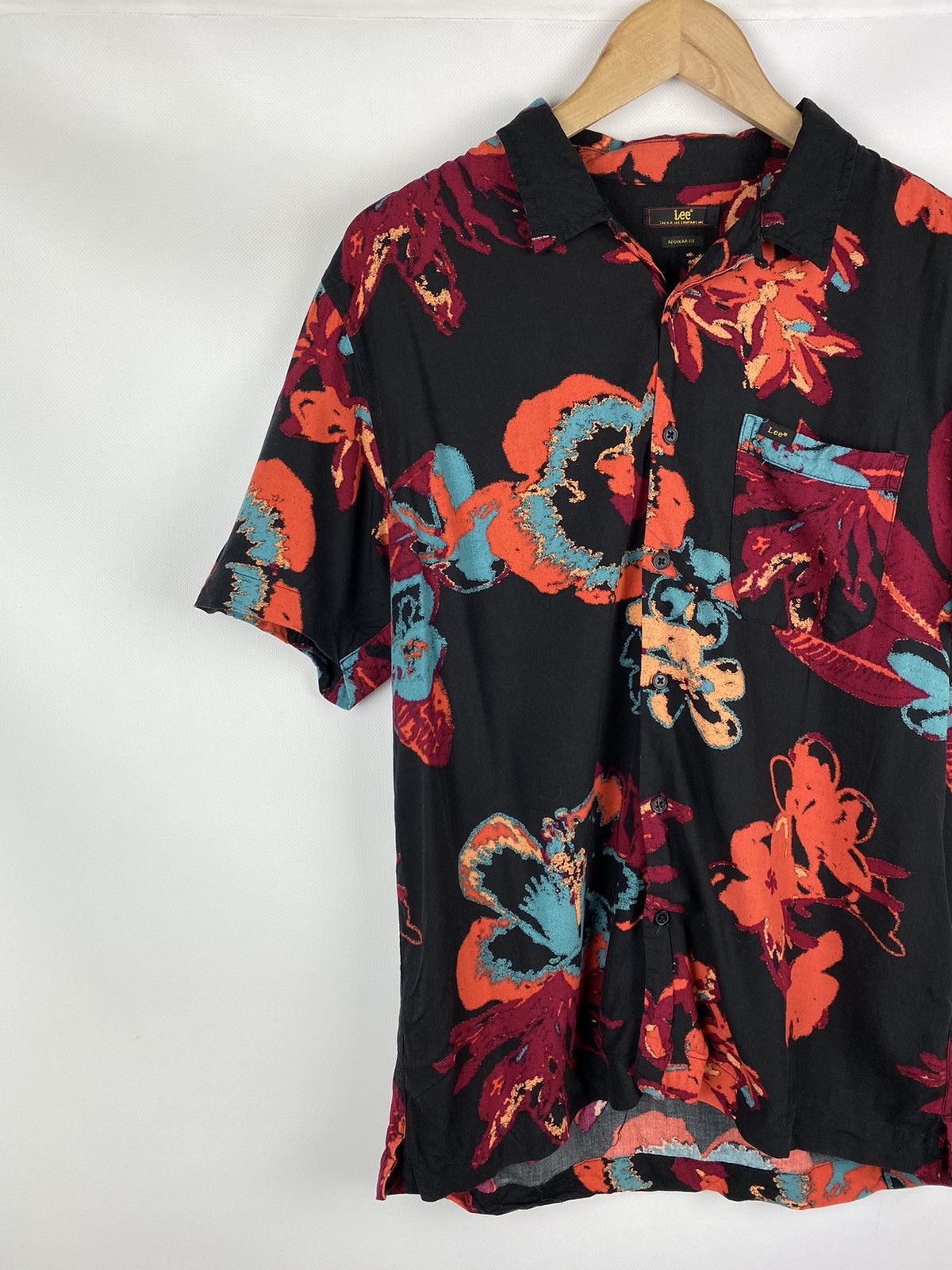 Lee Lee men’s Hawaiian overprinted shirt size L Size US L / EU 52-54 / 3 - 2 Thumbnail