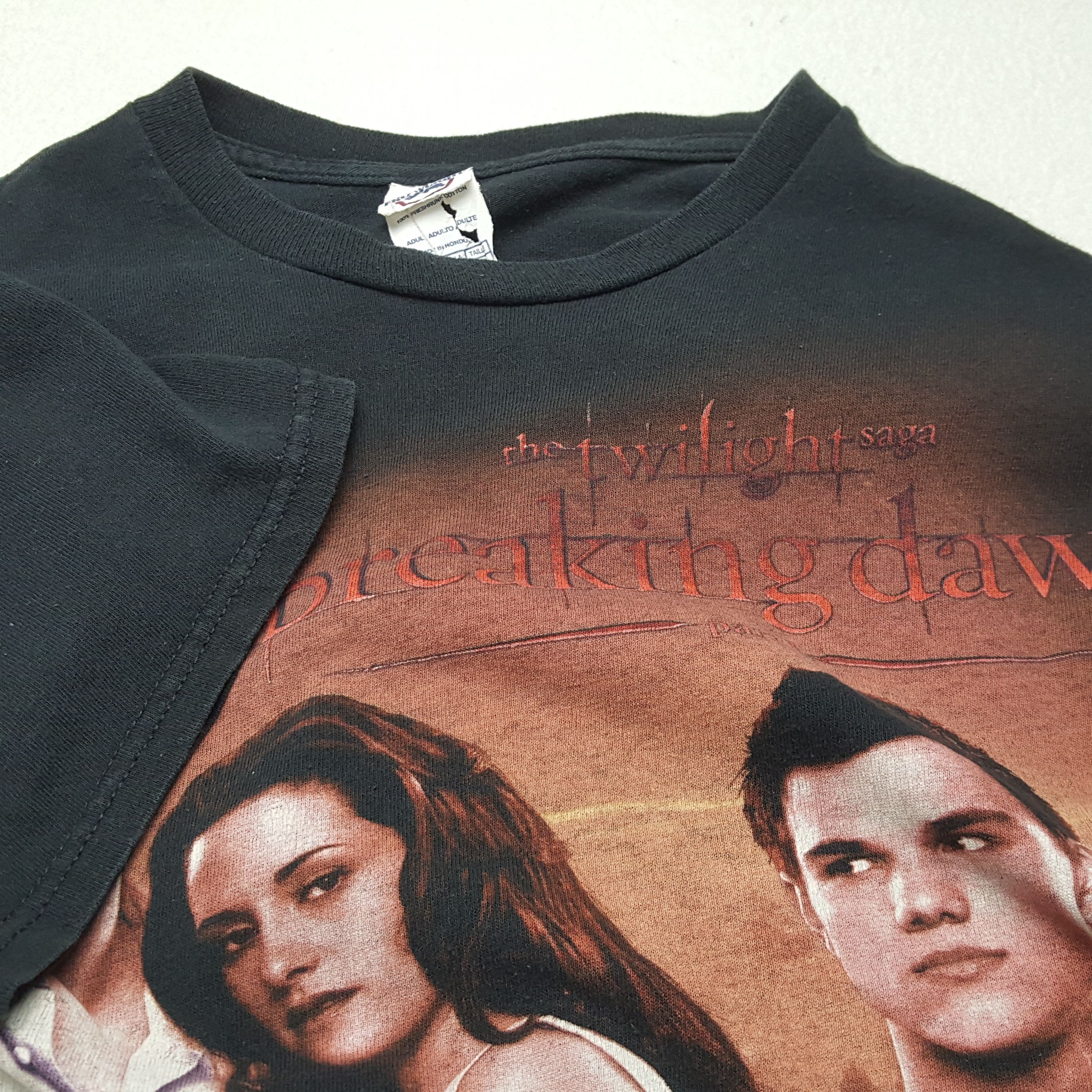 Vintage THE TWILIGHT SAGA BREAKING DAWN Photo Print Tshirt Size US M / EU 48-50 / 2 - 6 Thumbnail