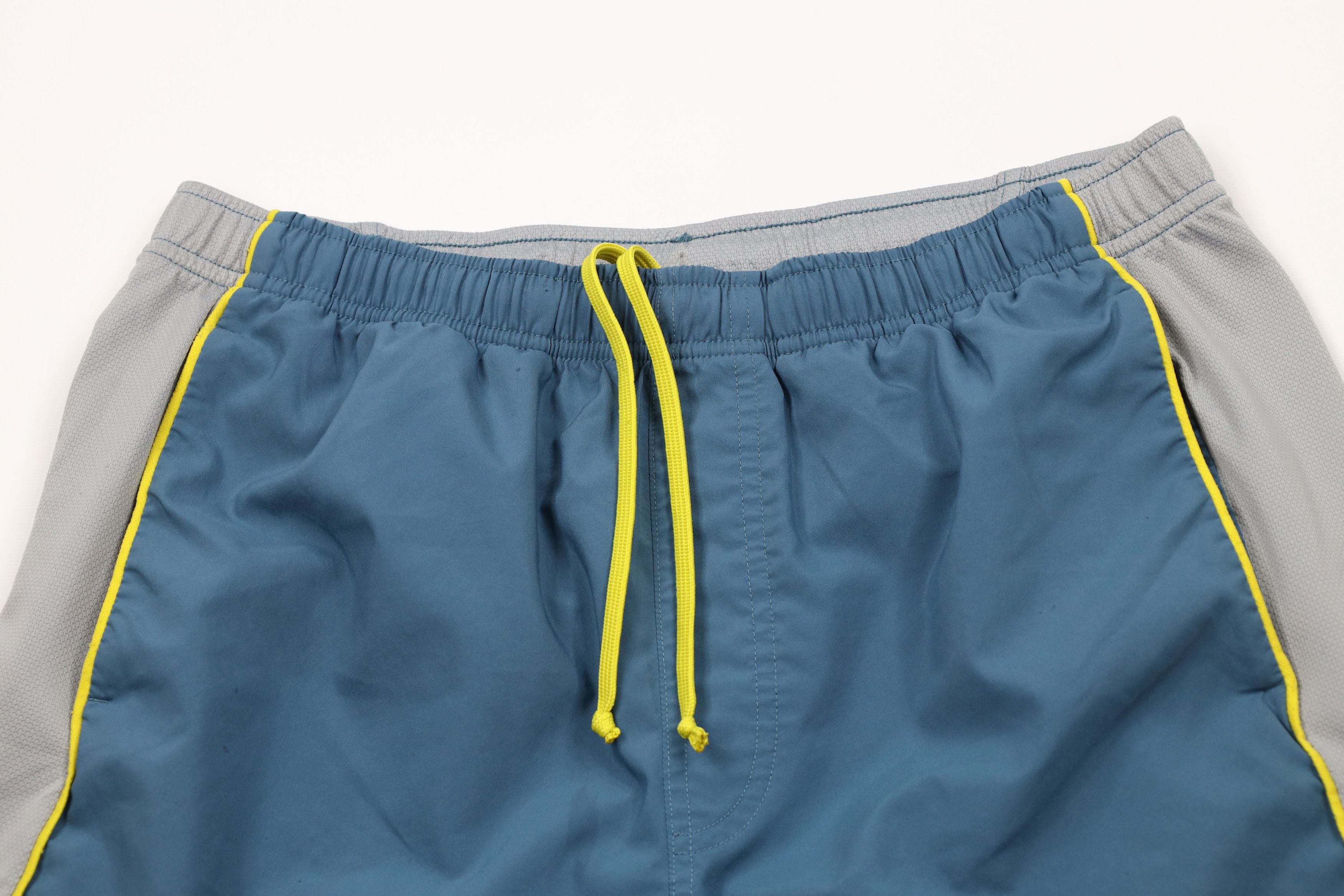 The North Face × Vintage Vintage Y2K The North Face Reflective Above Knee Shorts Size US 32 / EU 48 - 2 Thumbnail