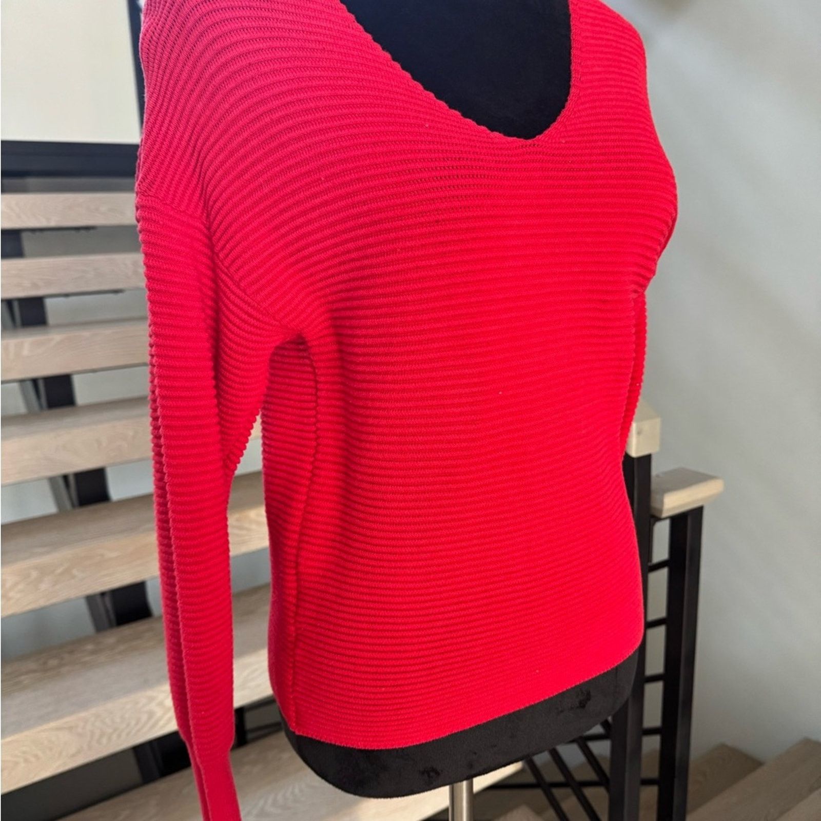 Tommy Bahama New Tommy Bahama Women's V-Neck Sweater in Red size S Size S / US 4 / IT 40 - 4 Thumbnail
