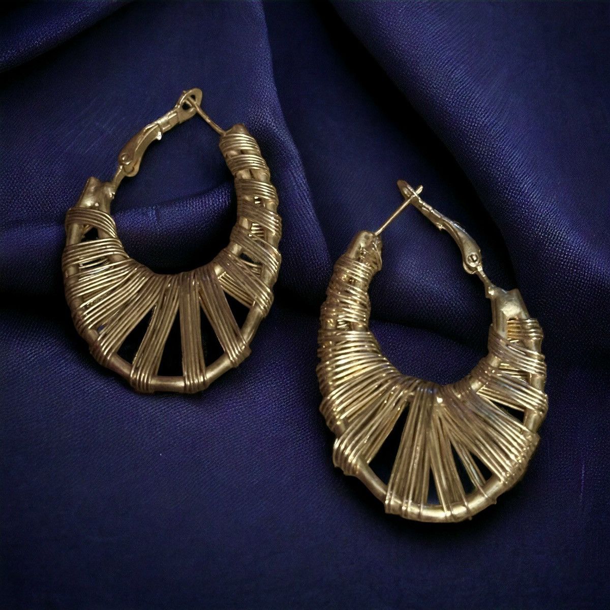 Other Gold tone wire wrapped hoop earrings Size ONE SIZE - 1 Thumbnail