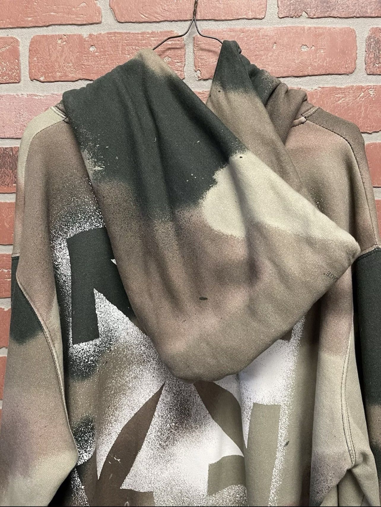 Off-White Size XXL - OFF-WHITE Camo Caravaggio Stencil Print Size US XXL / EU 58 / 5 - 7 Thumbnail