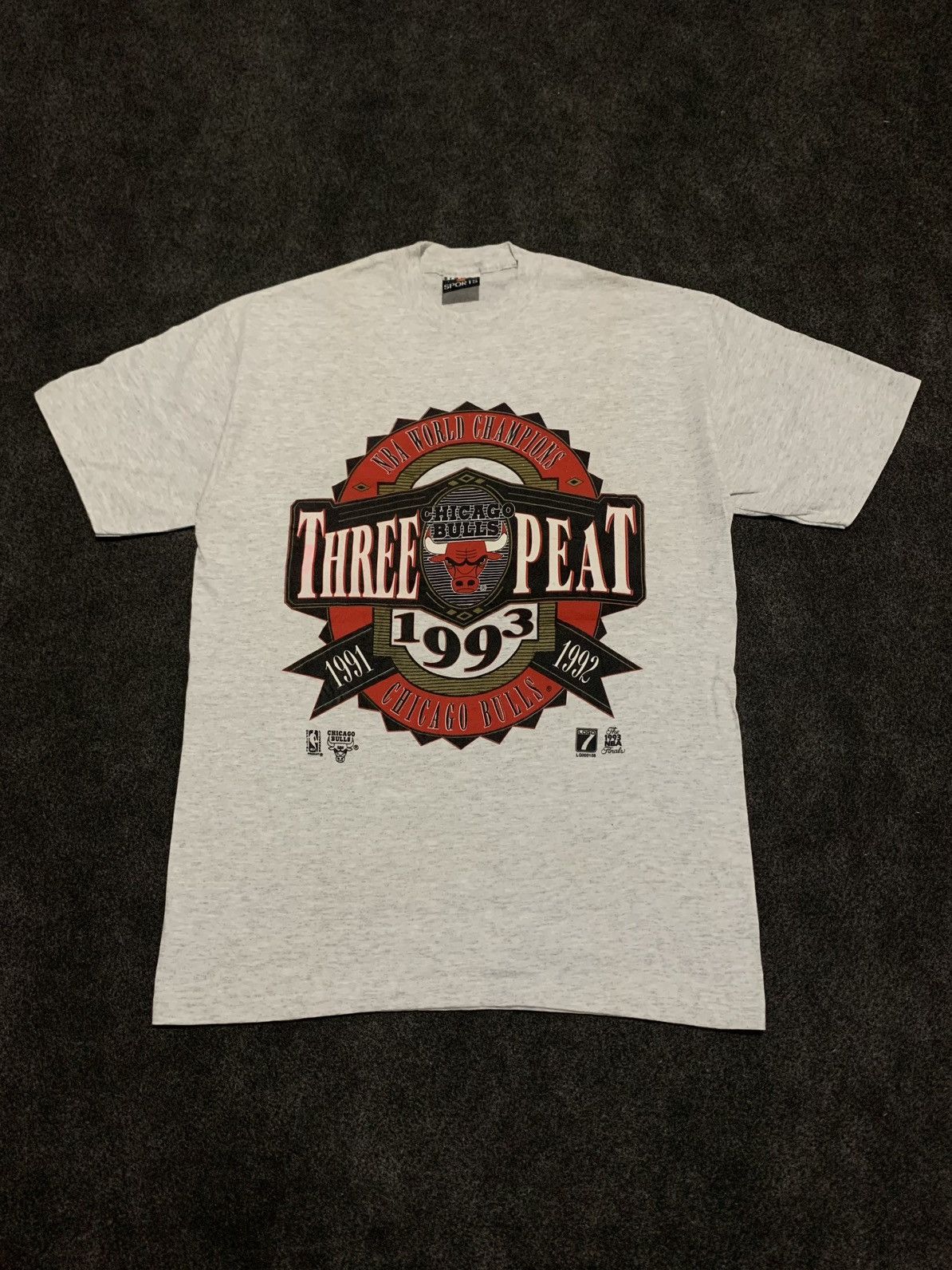 Vintage Vintage 1993 Chicago Bulls "THREE-PEAT" NBA World T-Shirt Size US L / EU 52-54 / 3 - 2 Thumbnail