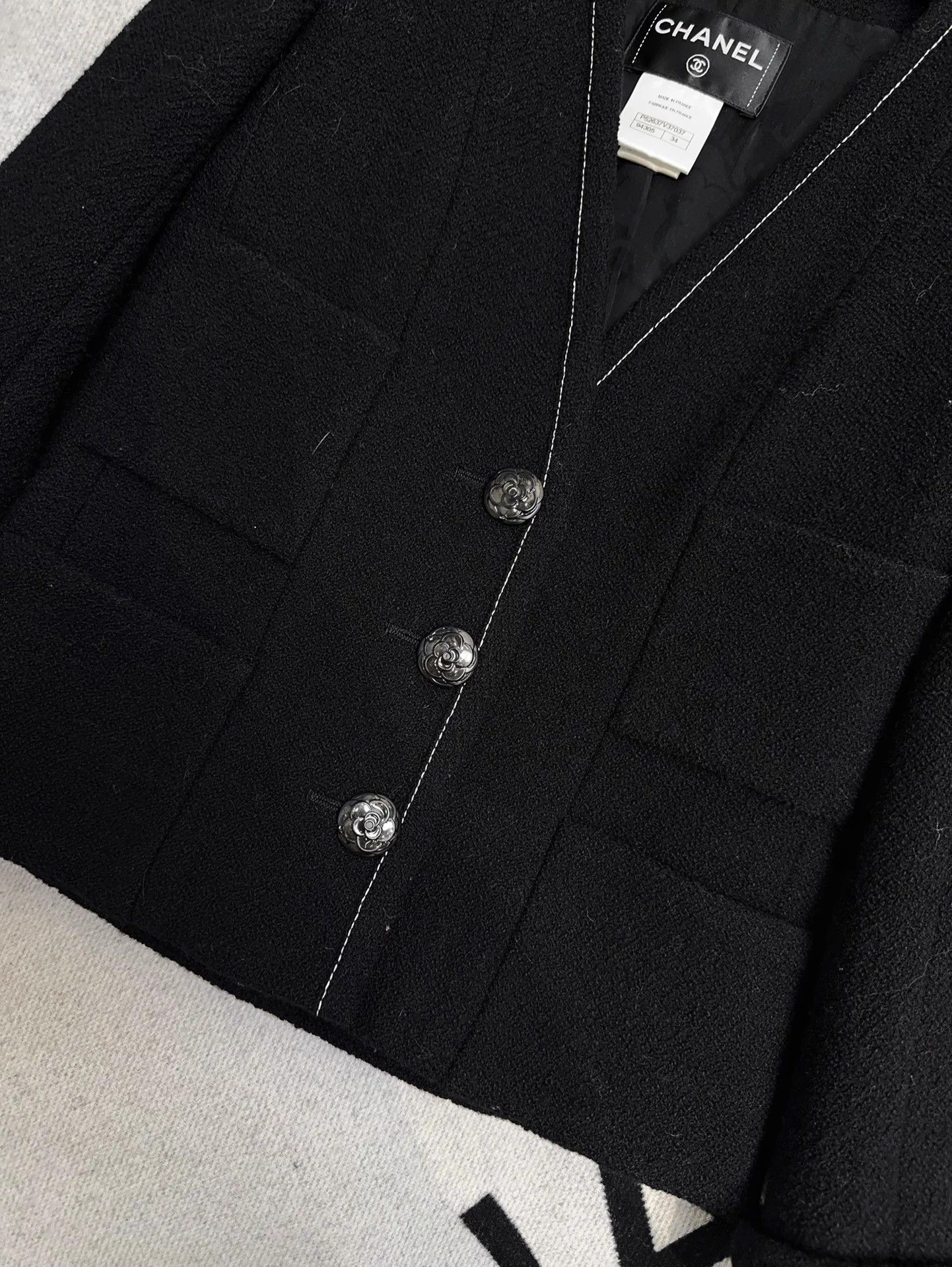 Chanel Chanel 15K Black Vneck 4-pocket Camellia buttons tweed 34 Size XS / US 0-2 / IT 36-38 - 4 Thumbnail