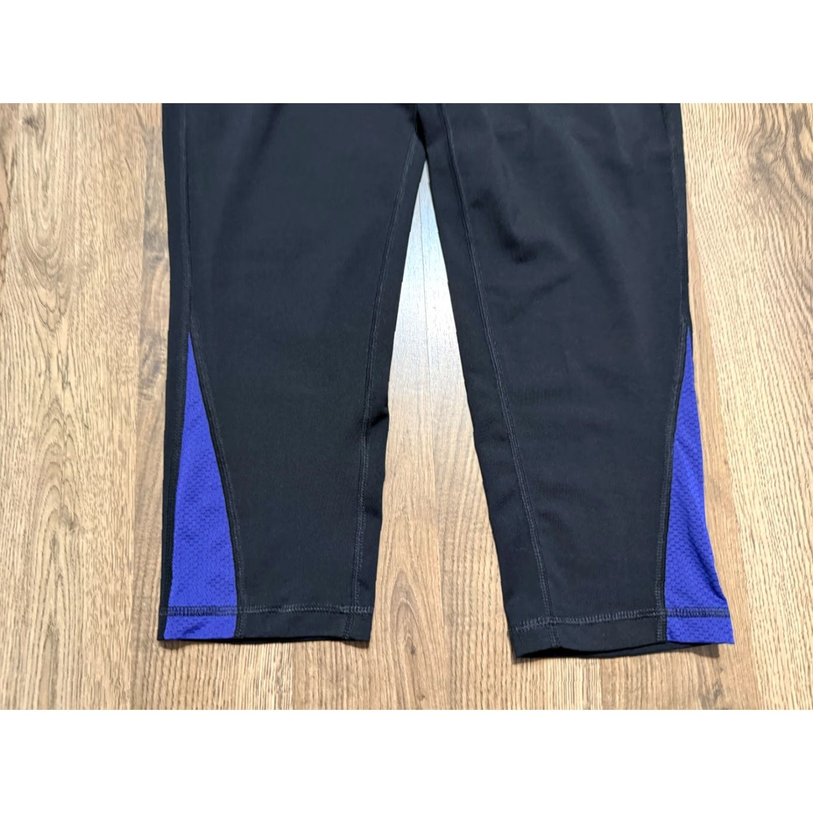 Old Navy Old Navy Capris Women's Activewear Leggings Pull On Capri Black M Modern, Athleisure, Casual Womens Size 32" / US 10 / IT 46 - 3 Thumbnail