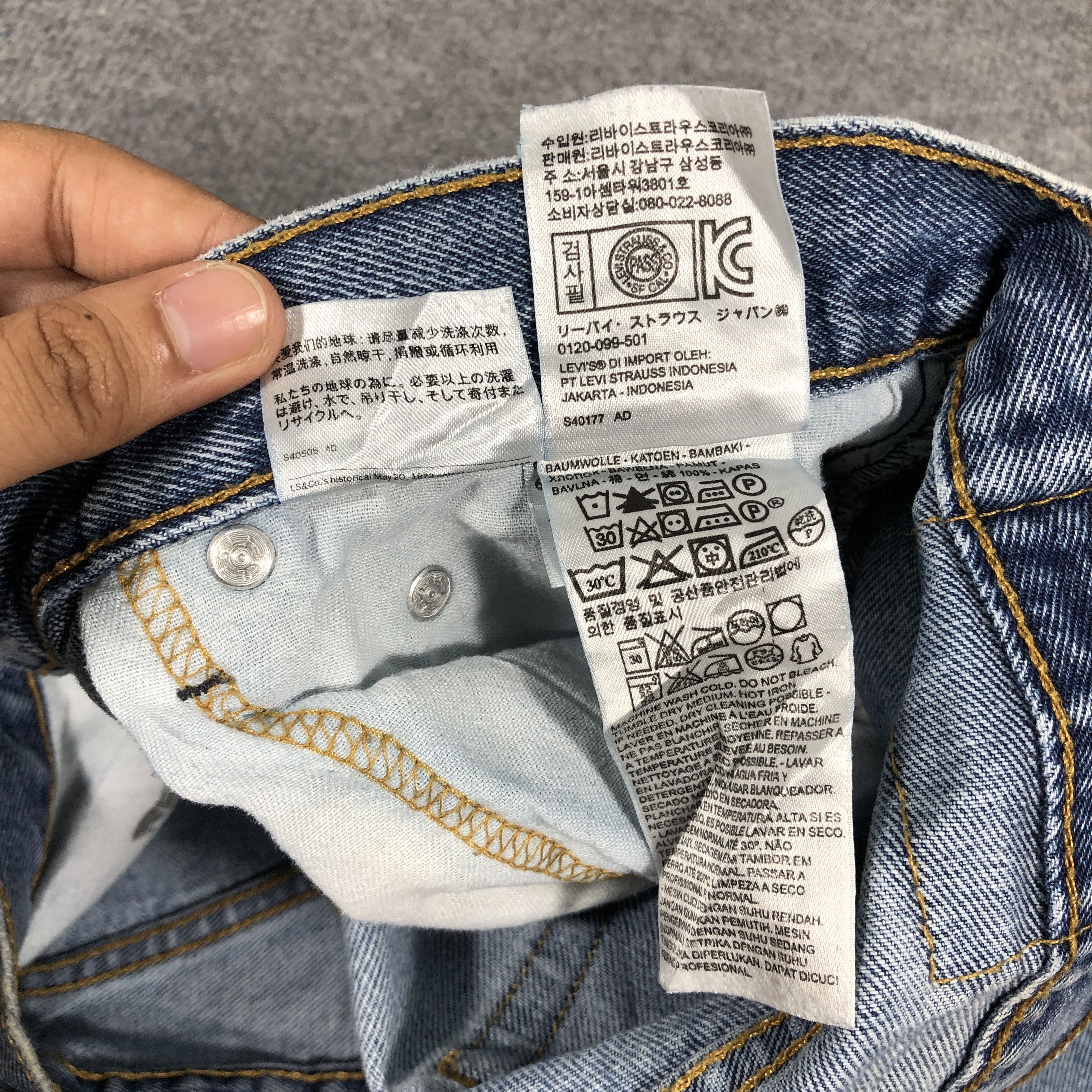 Levi's × Vintage Vintage Levis 550 Light Blue Wash Jeans L966 Size US 33 - 12 Thumbnail