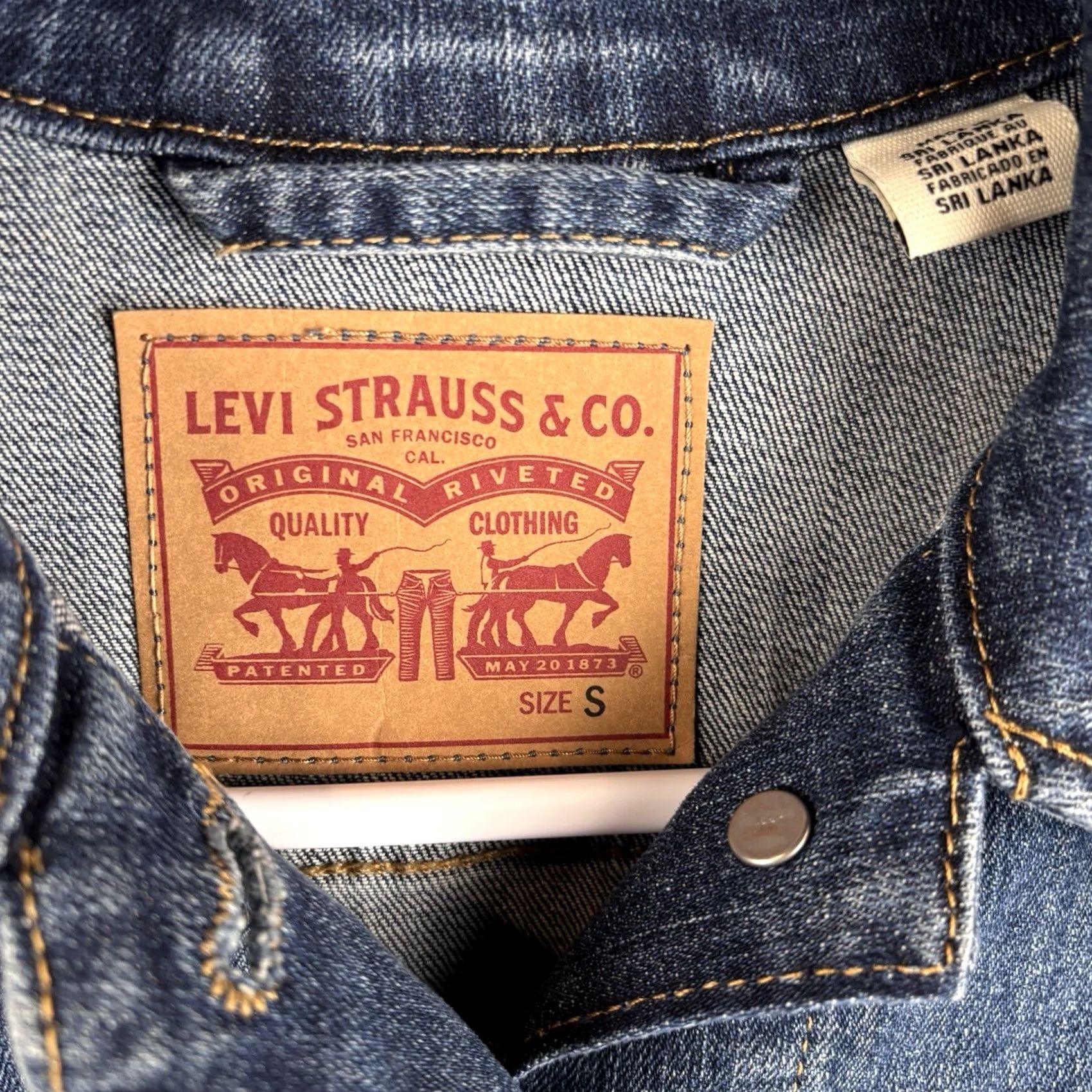 Levi's Levi's Trucker Jacket Denim Blue Short Regular Sleeve Pockets Button PVC? (Note: Original contains no PVC; proceeding with allowed words only) Size 28" / US 6 / IT 42 - 3 Thumbnail