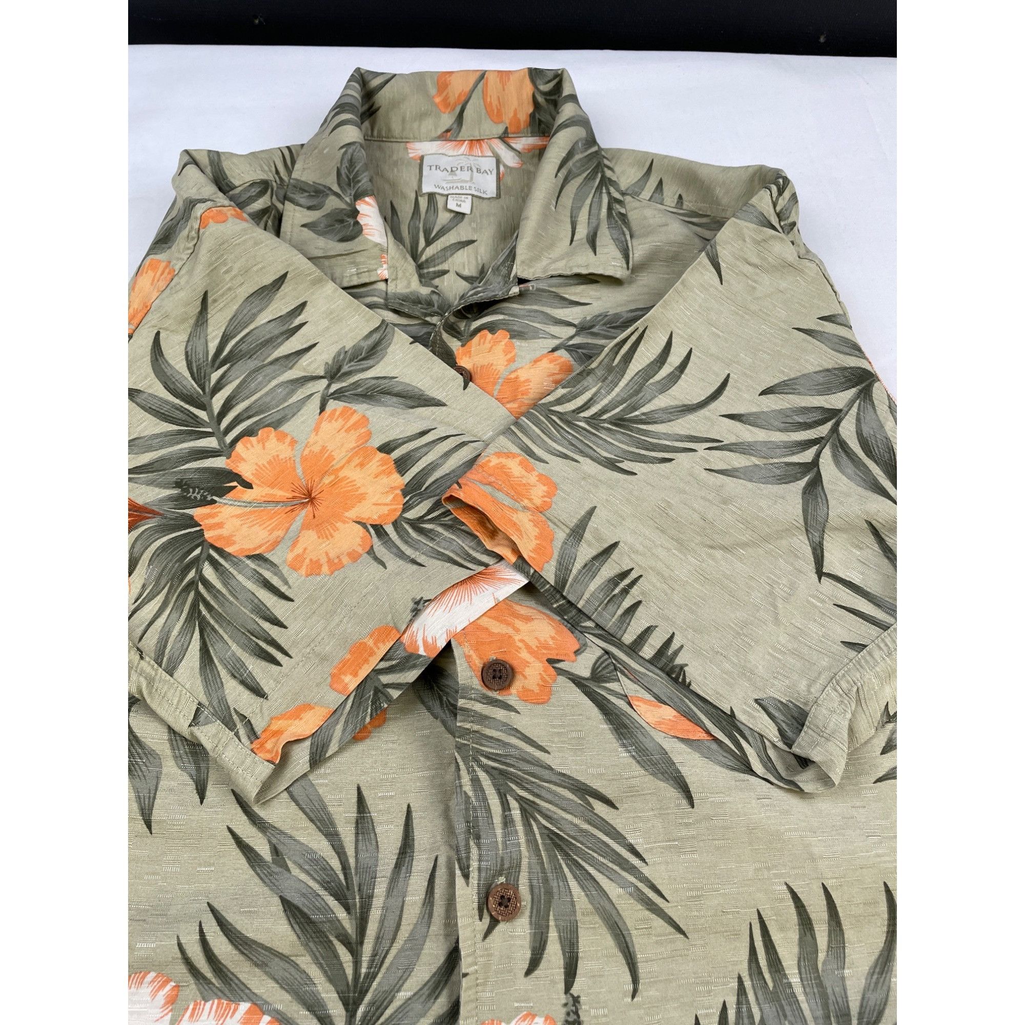 Other Traders Bay Men's Green Floral Washable Silk Button Up Size Size US M / EU 48-50 / 2 - 5 Thumbnail