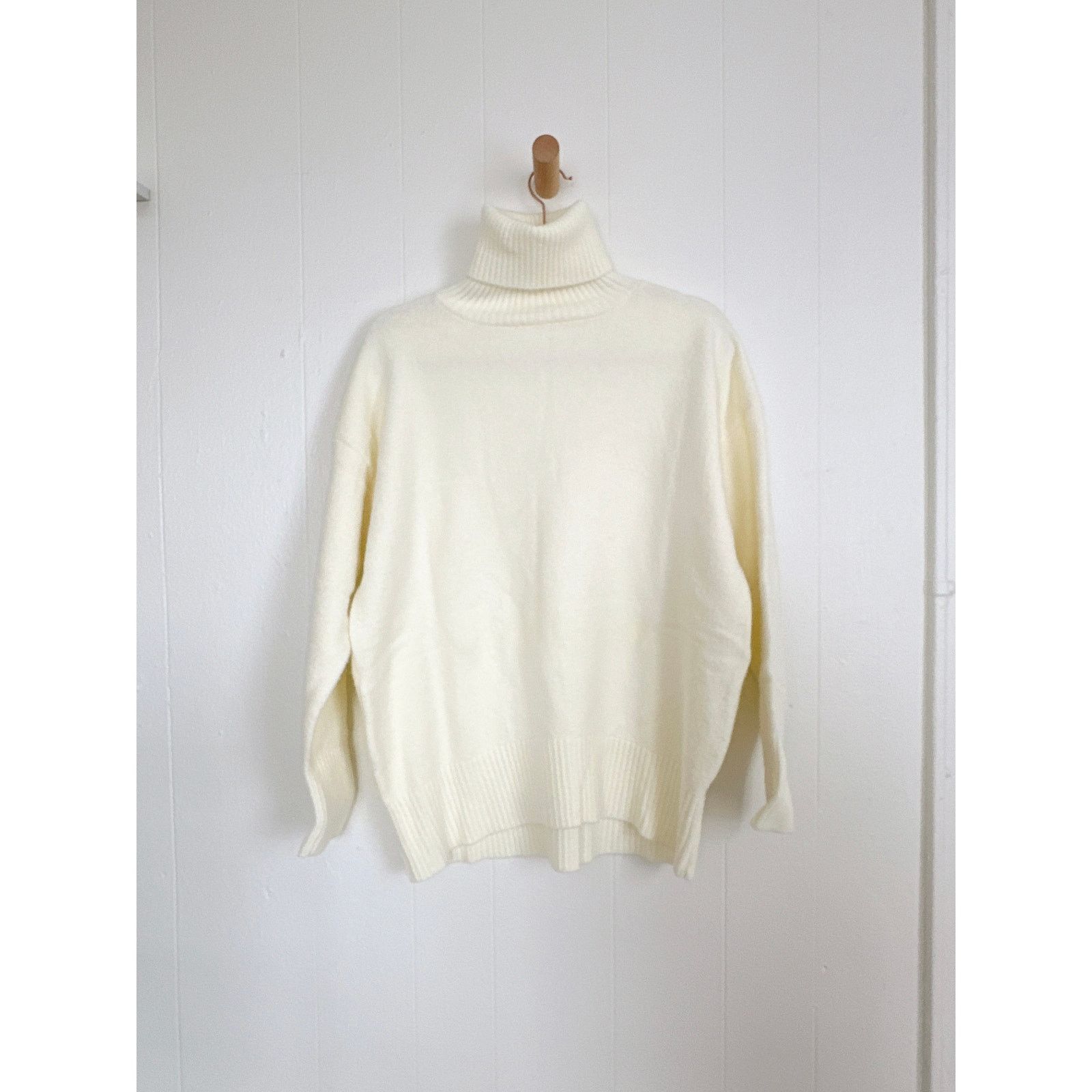 Other HEAVYWEIGHT Ivory Slouchy Turtleneck Sweater PBT Stretch L Size L / US 10 / IT 46 - 1 Thumbnail