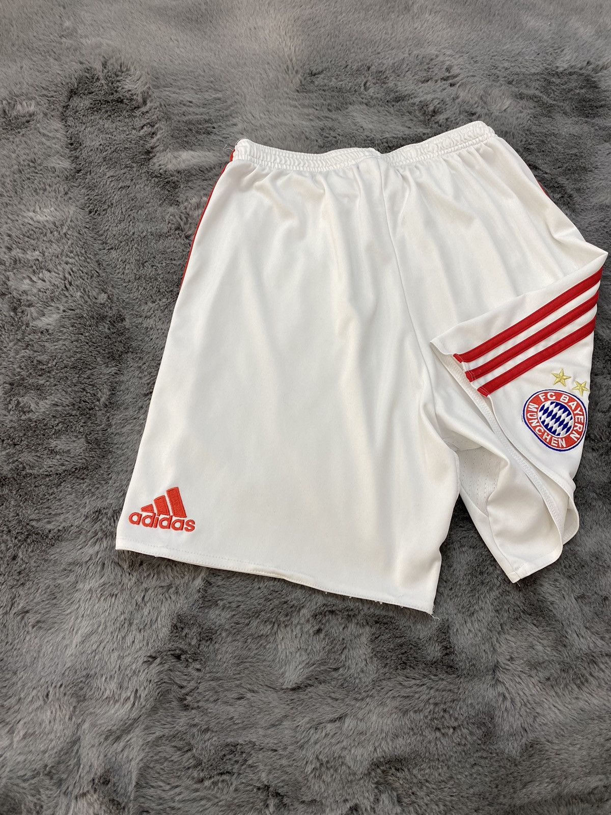 Adidas × Vintage BAYERN MUNICH 2015 2016 HOME SOCCER SHORTS ADIDAS Size US 31 - 9 Thumbnail