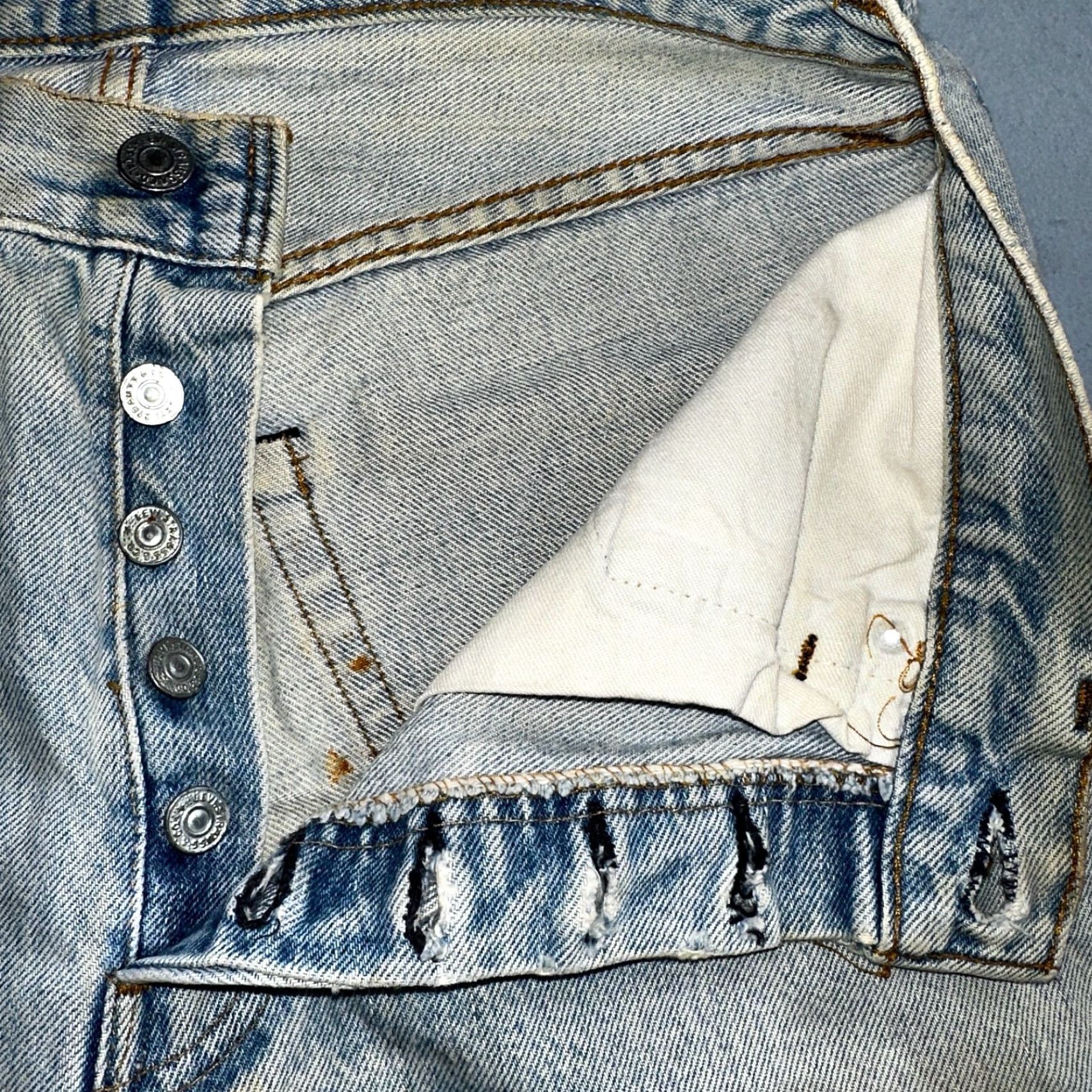 Levi's VINTAGE Levi's 501 Jeans - Light Wash Denim Straight Fit 28x29 USA 80s XX Belt Loop Distressed Men Short Description: 501 Series, Regular Size, Blue Size US 28 / EU 44 - 5 Thumbnail