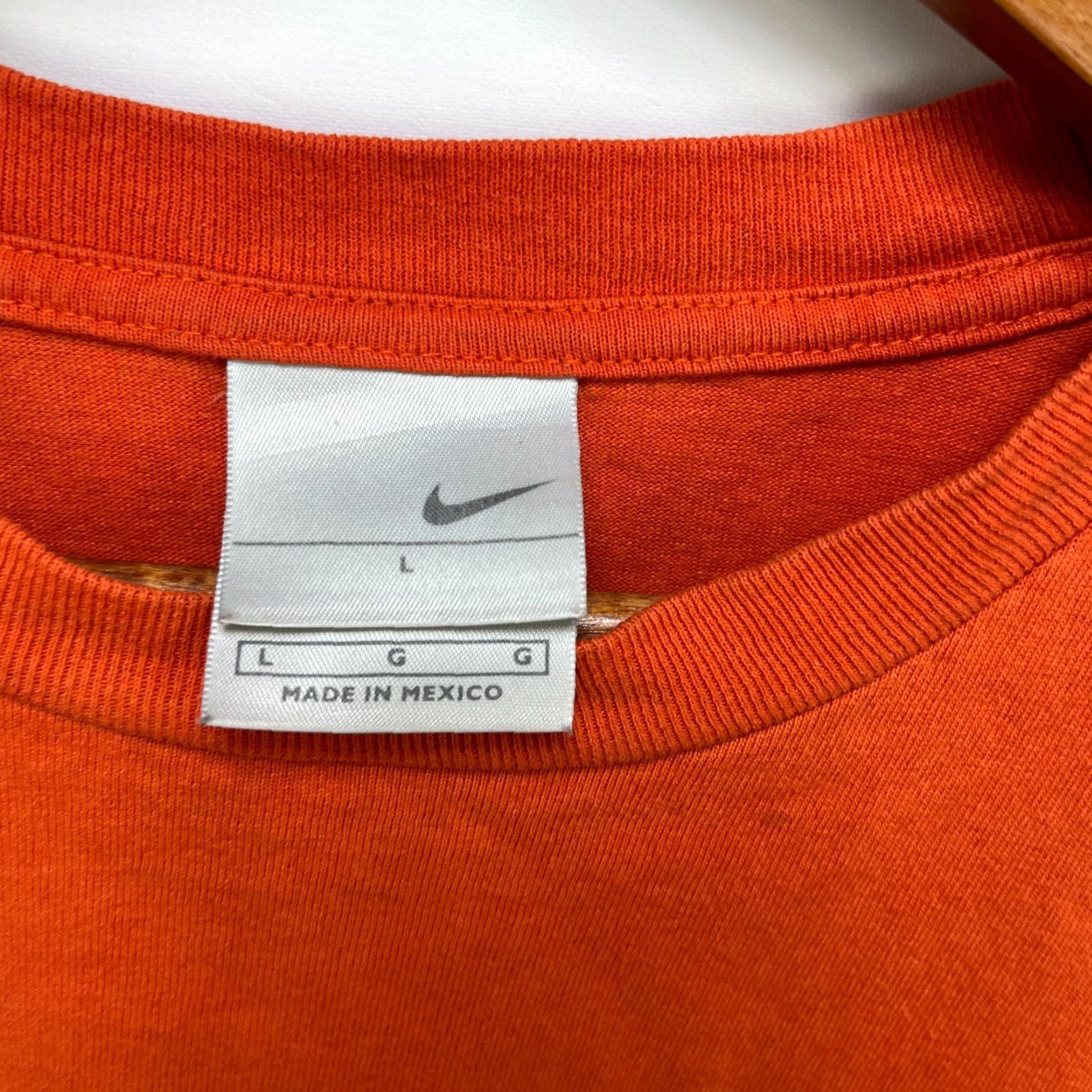 Nike VINTAGE Nike Swoosh Mini Embroidered Y2K T-Shirt Orange Large Size US L / EU 52-54 / 3 - 4 Thumbnail