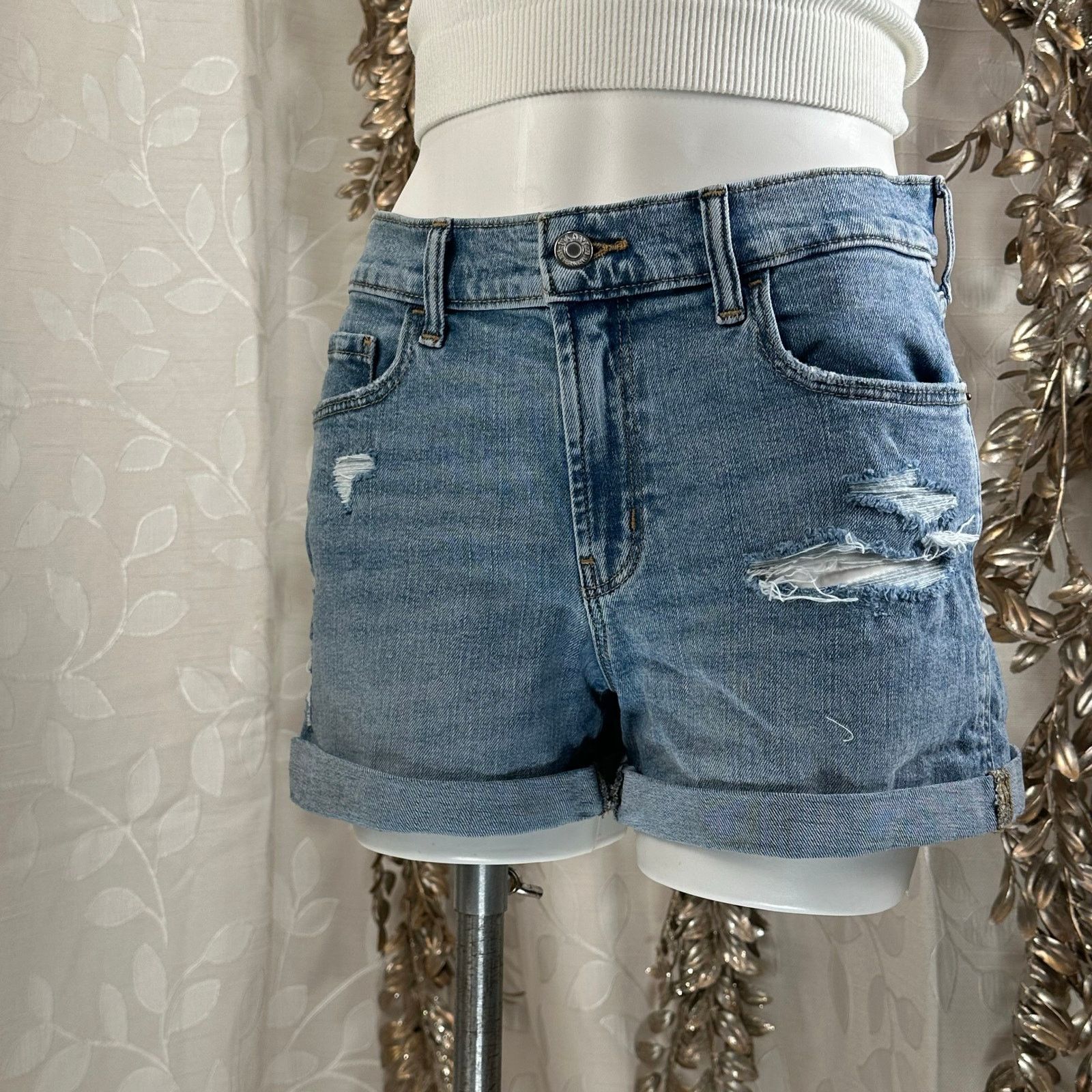 Old Navy Old Navy Women’s Size 6 Boyfriend Denim Shorts Light wash Size 28" / US 6 / IT 42 - 2 Thumbnail