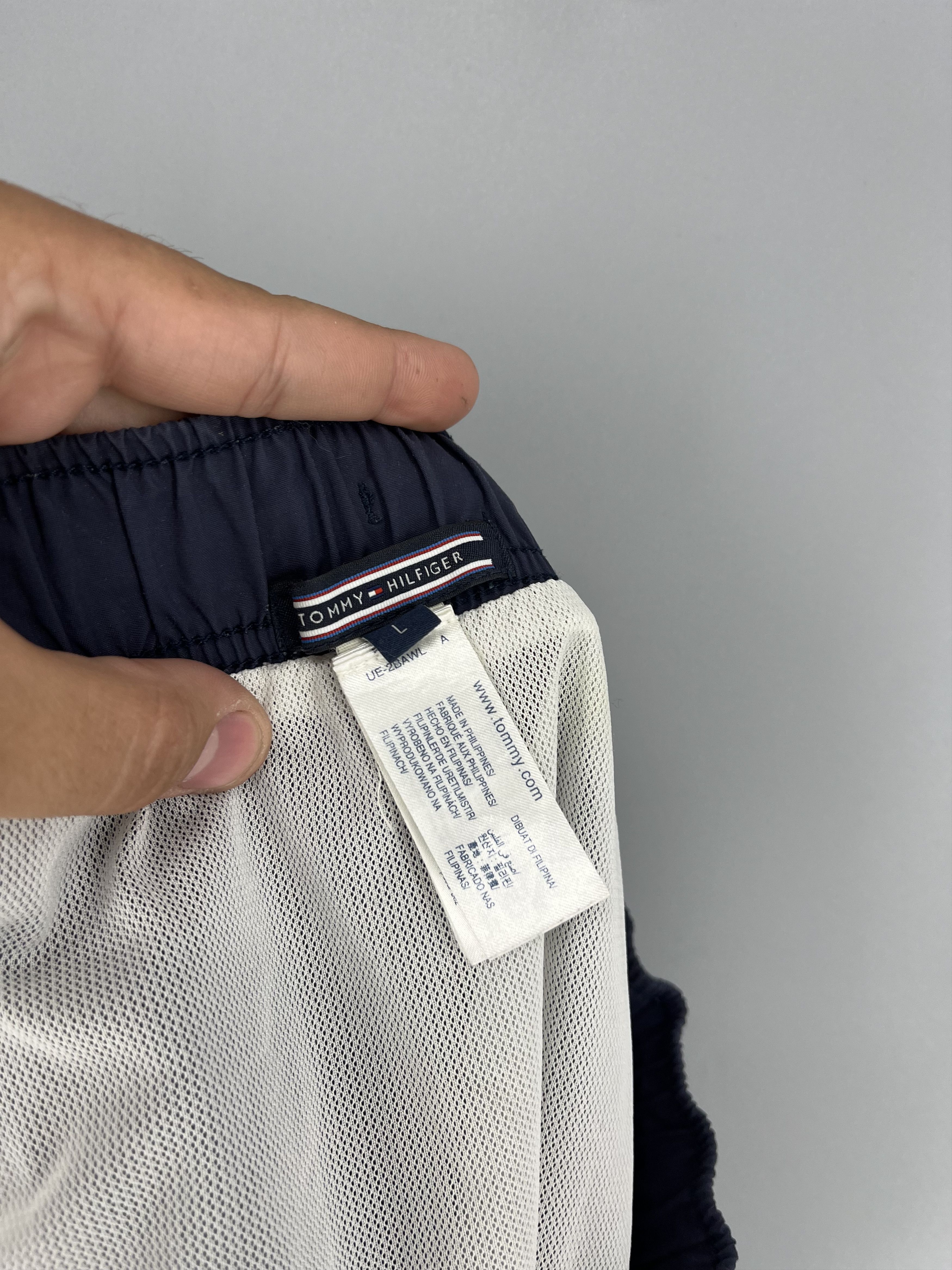 Tommy Hilfiger 90s Vintage Tommy Hilfiger Navy Nylon Big Logo Shorts Travis Size US 36 / EU 52 - 9 Thumbnail