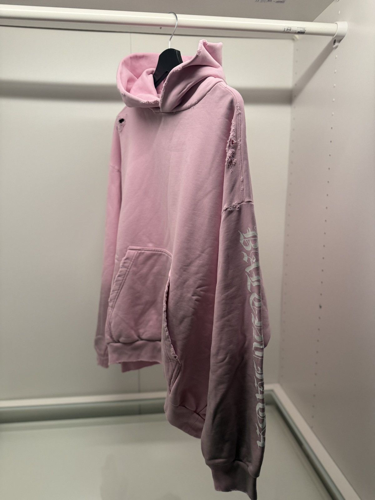 Balenciaga Balenciaga pink gothic logo distressed hoodie Size US M / EU 48-50 / 2 - 3 Thumbnail