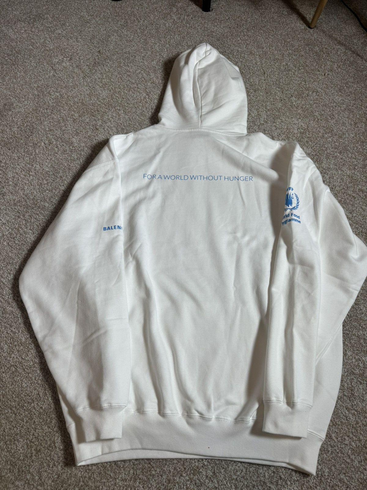 Balenciaga balenciaga world food programme white hoodie Size US L / EU 52-54 / 3 - 9 Thumbnail