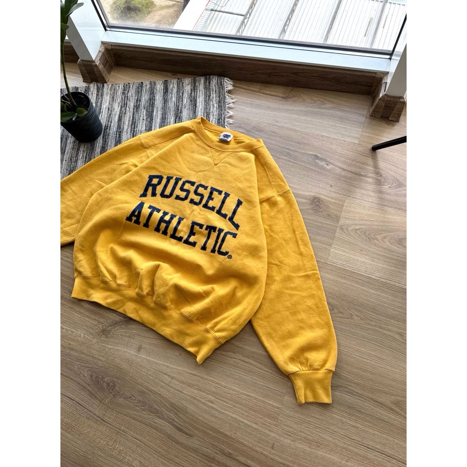 Russell Athletic VINTAGE Russell Athletic Sweatshirt Men M Yellow Logo 90s Retro USA Big Logo Pullover Size US M / EU 48-50 / 2 - 3 Thumbnail