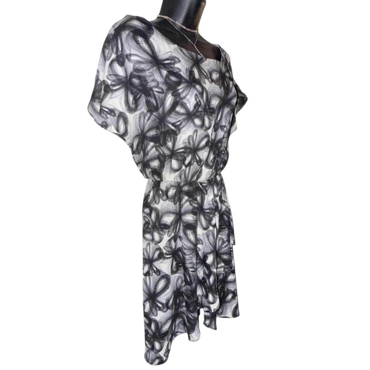 Alice + Olivia Alice + Olivia black and white floral mini dress Size S / US 4 / IT 40 - 3 Thumbnail
