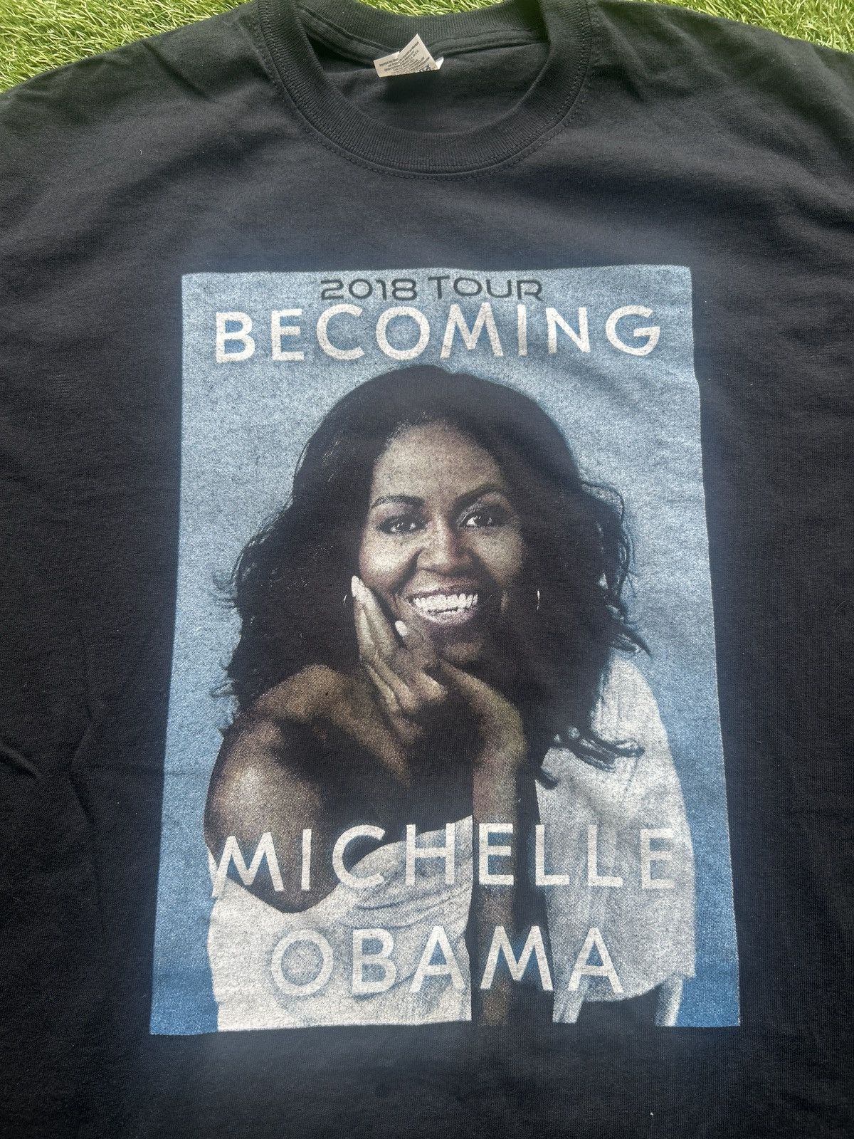 Gildan Michelle Obama 2018 Becoming Tour T-Shirt Size US L / EU 52-54 / 3 - 2 Thumbnail