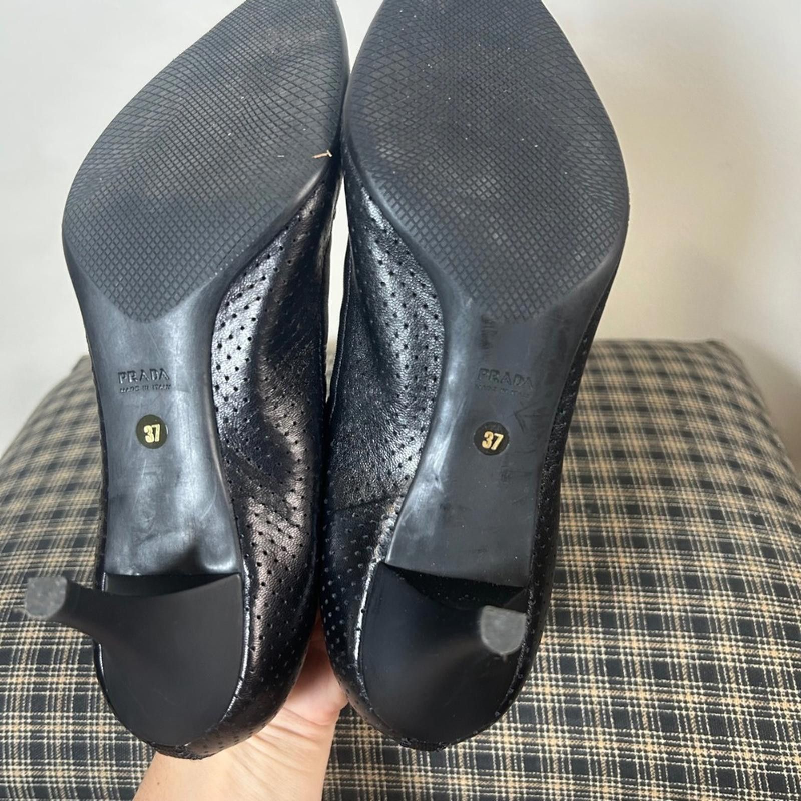 Prada Prada Black Leather Perforated Cap Toe Heels Pumps Size 37 Size US 7 / IT 37 - 8 Thumbnail