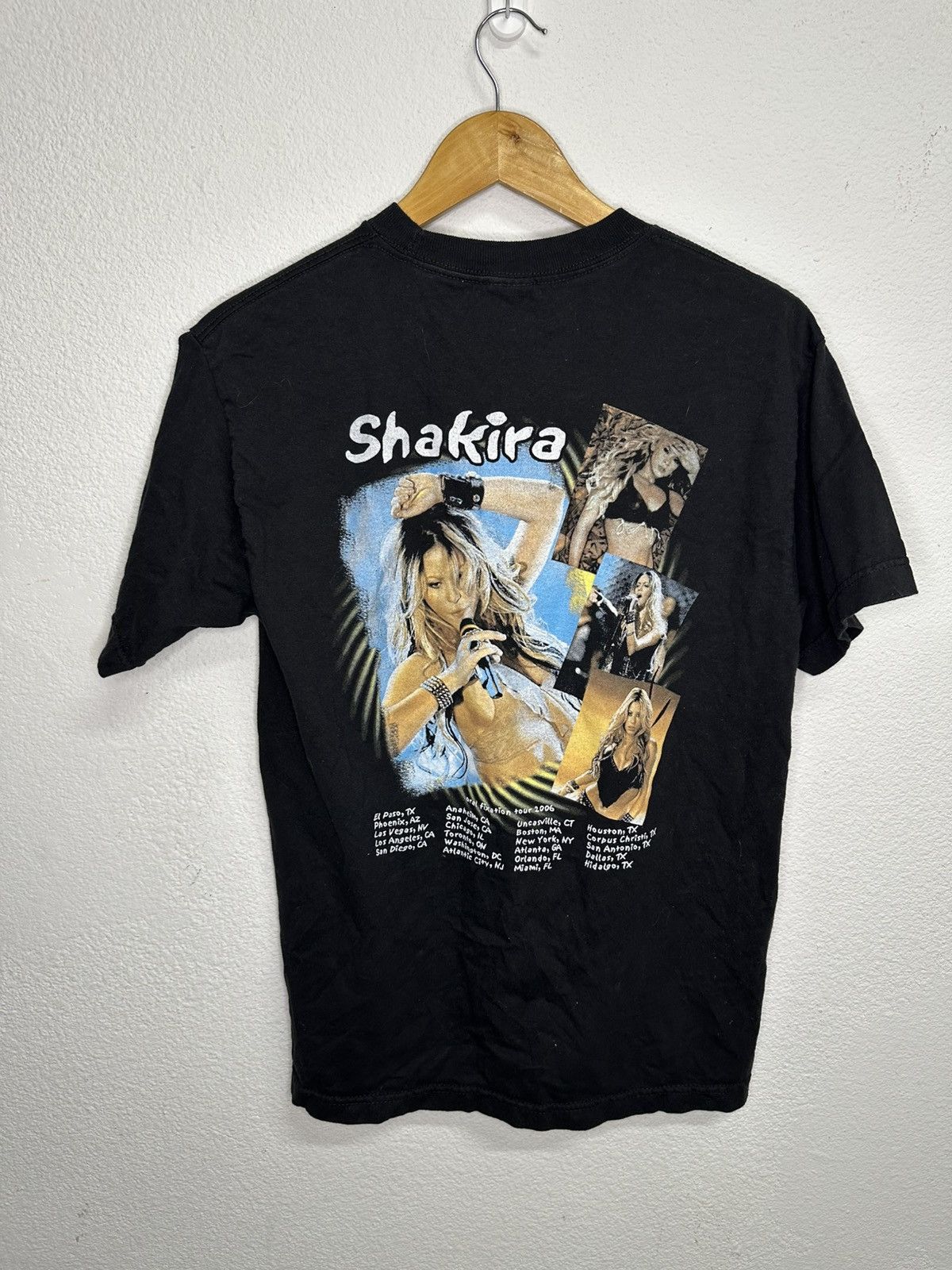Vintage 2006 Shakira tour T-shirt Size L / US 10 / IT 46 - 1 Thumbnail