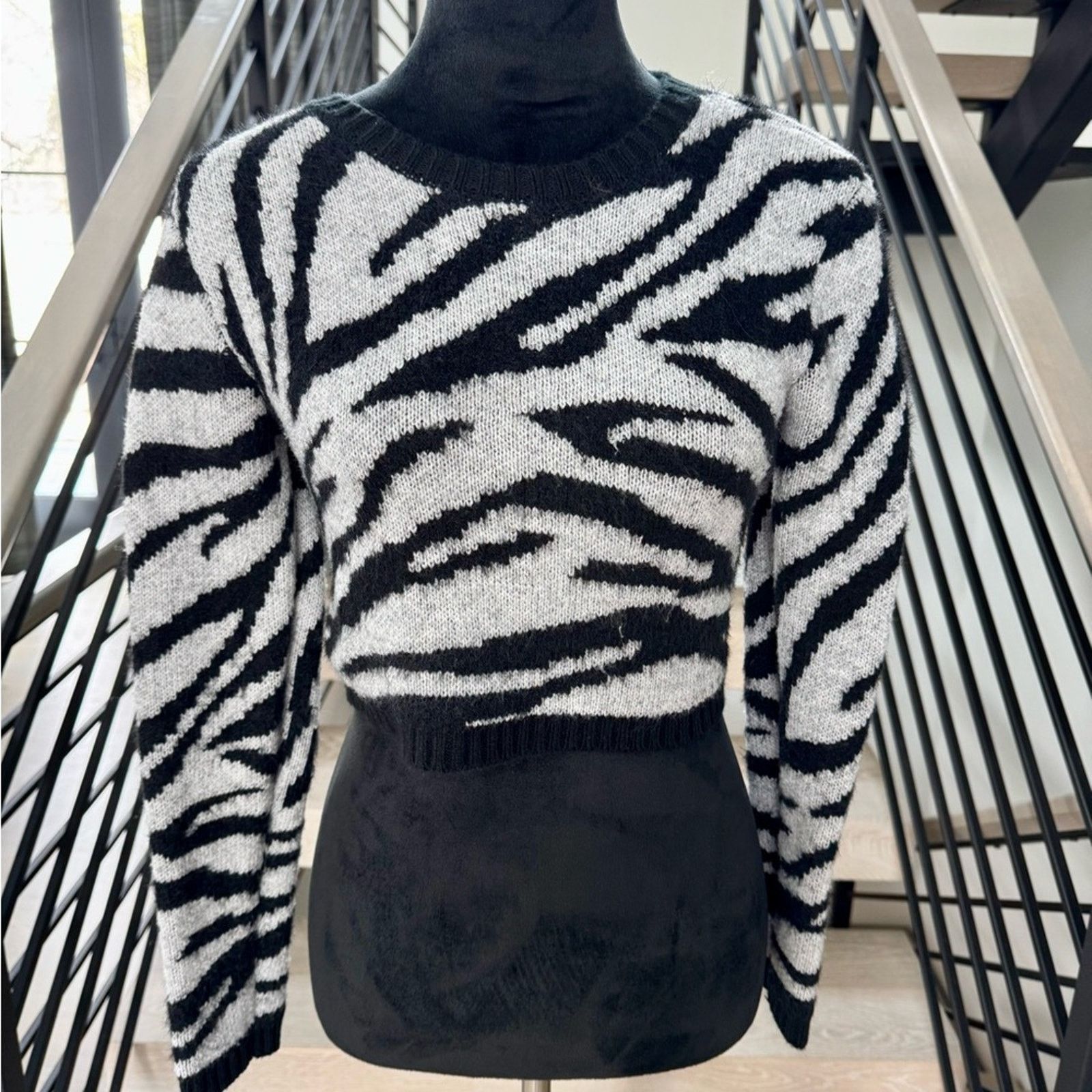 Other New Chic Zebra Patterned Knit Crop Top Sweater Size XS / US 0-2 / IT 36-38 - 1 Thumbnail
