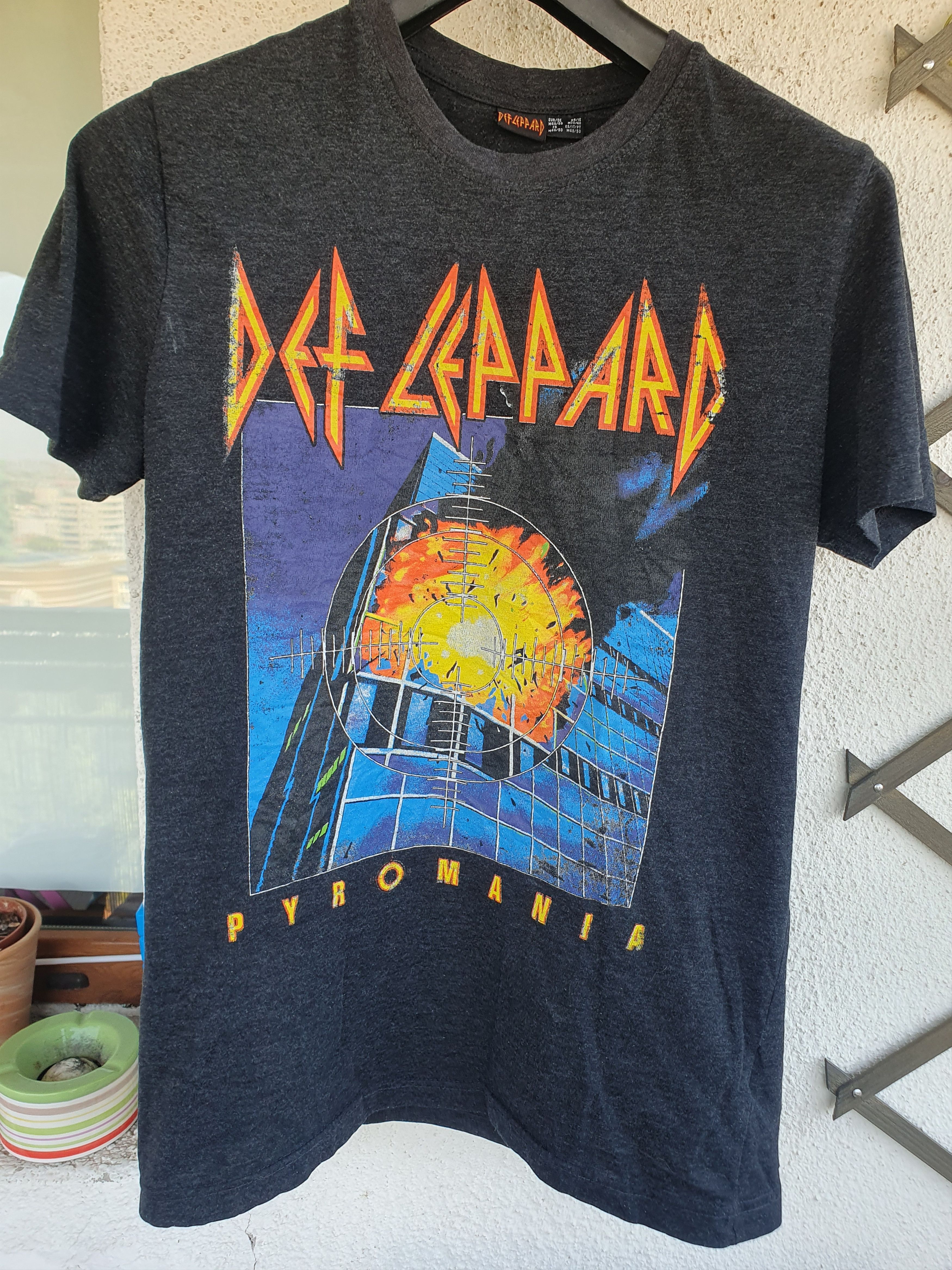 Band Tees Def Leppard Pyromania 2015 Band t-shirt sz M Size US M / EU 48-50 / 2 - 4 Thumbnail