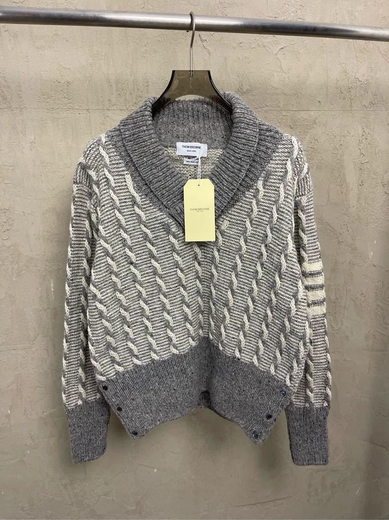 Thom Browne Thom browne Gray four-striped wool horsehair V-neck sweater Size US XL / EU 56 / 4 - 1 Thumbnail