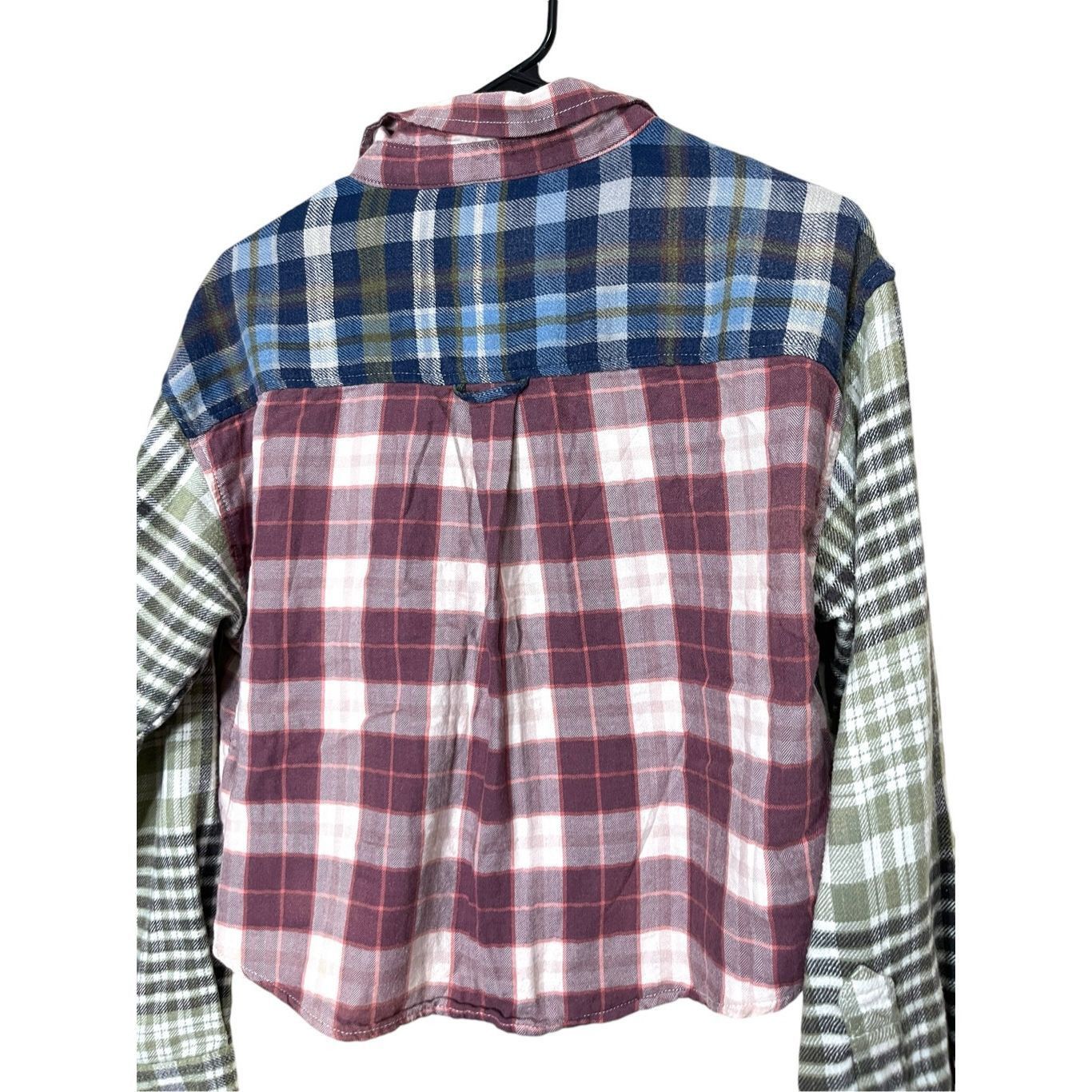 American Eagle Outfitters AMERICAN EAGLE Cozy Cabin Cropped Patchwork Plaid Flannel Sh Size S / US 4 / IT 40 - 7 Thumbnail