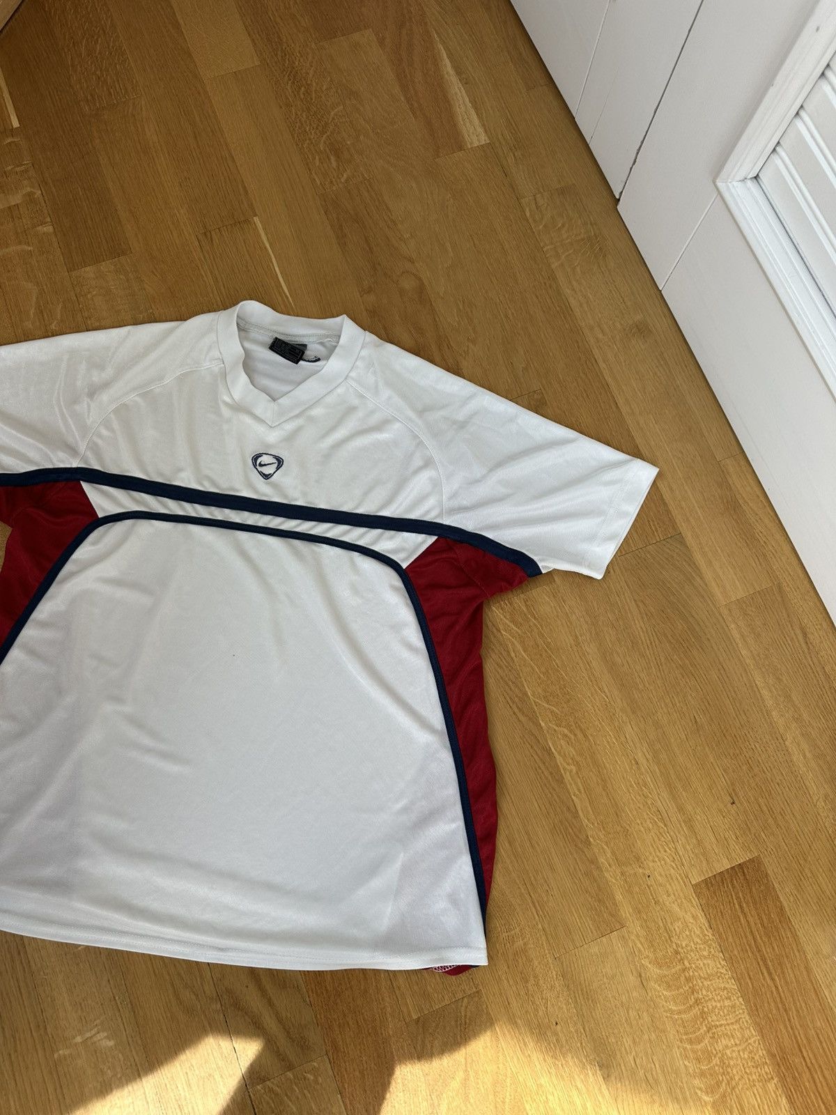 Nike Vintage Nike T-shirt Centre Logo White Size US L / EU 52-54 / 3 - 4 Thumbnail