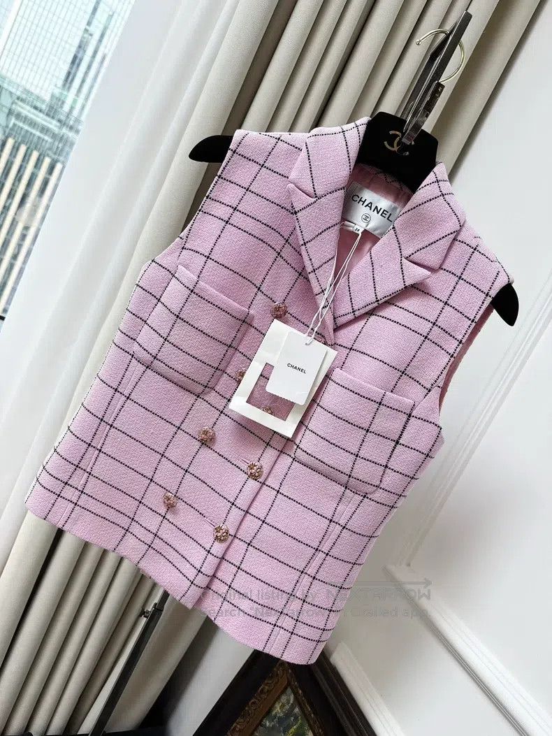 Chanel Chanel 24S pink plaid sleeveless vest jacket Size XS / US 0-2 / IT 36-38 - 1 Thumbnail