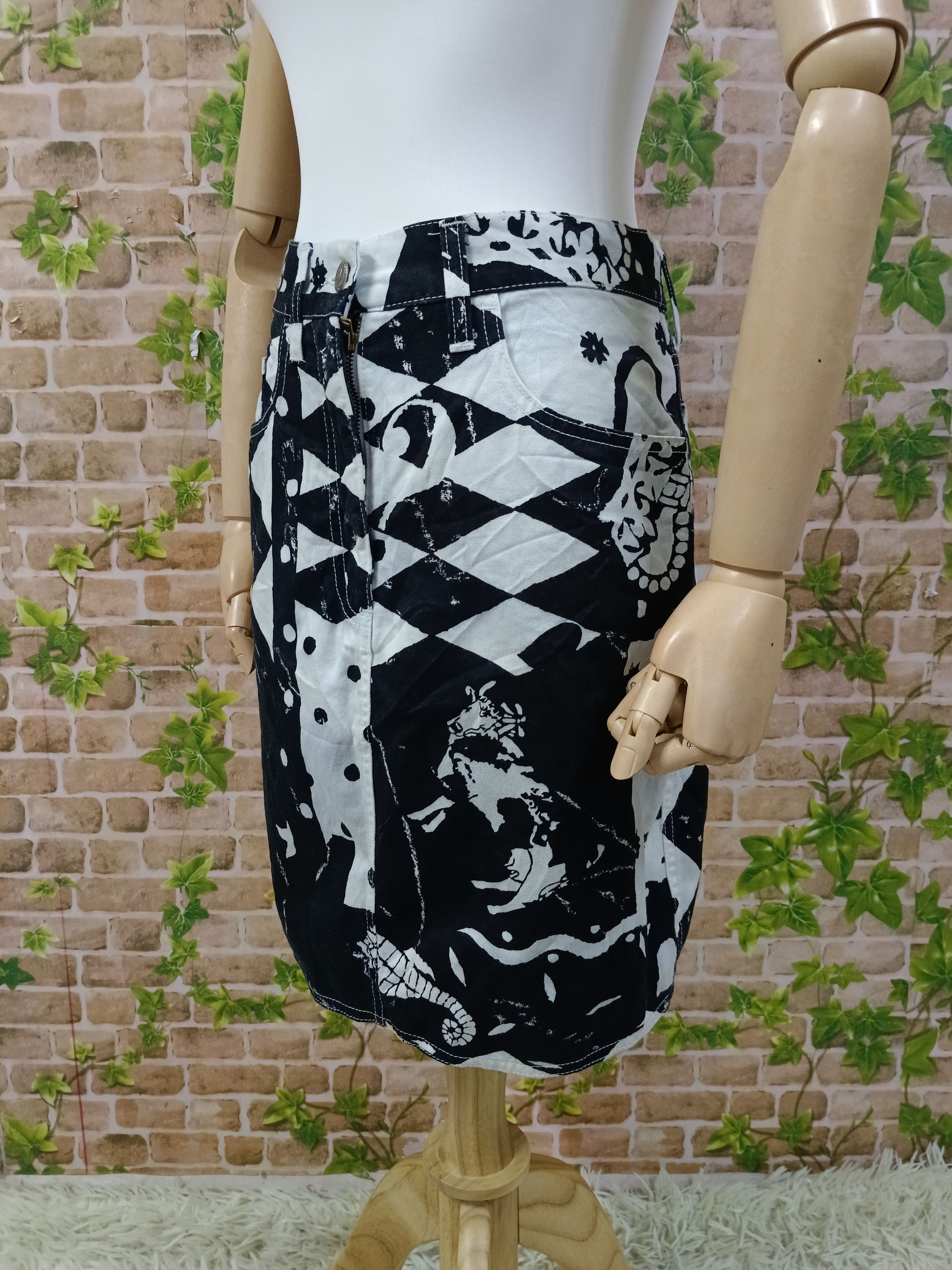 Moschino MOSCHINO FULLPRINT MINI SKIRT Size 27" / US 4 / IT 40 - 4 Thumbnail