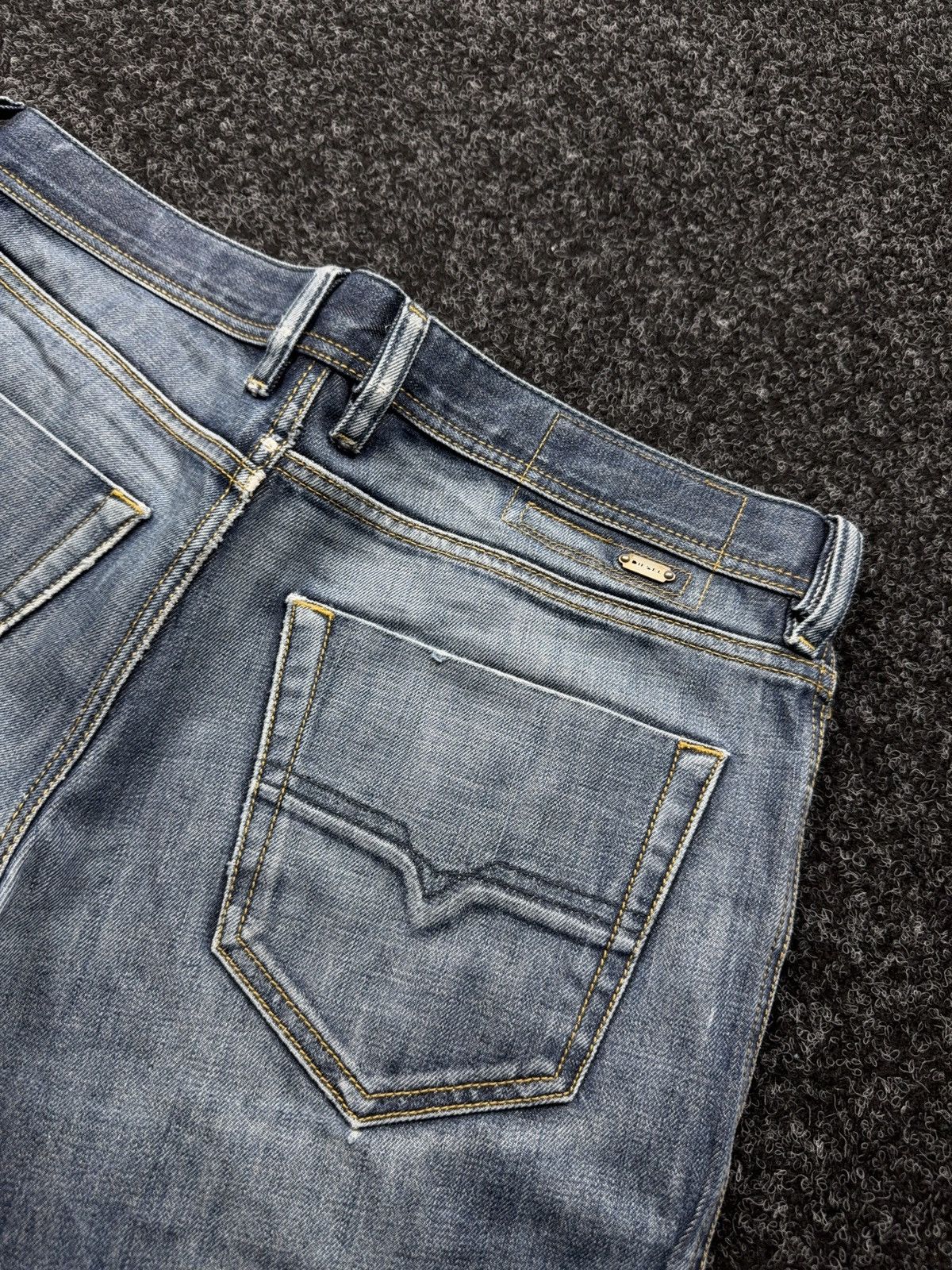 Diesel 00s Diesel Distressed Tepphar Slim Carrot Light Wash Jeans Size US 34 / EU 50 - 19 Thumbnail