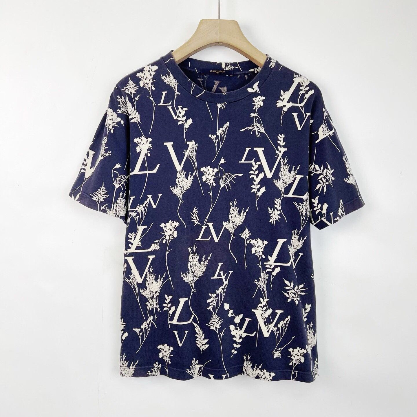 Louis Vuitton Louis Vuitton Letter Floral Print Round Neck T-shirt Size L / US 10 / IT 46 - 1 Thumbnail