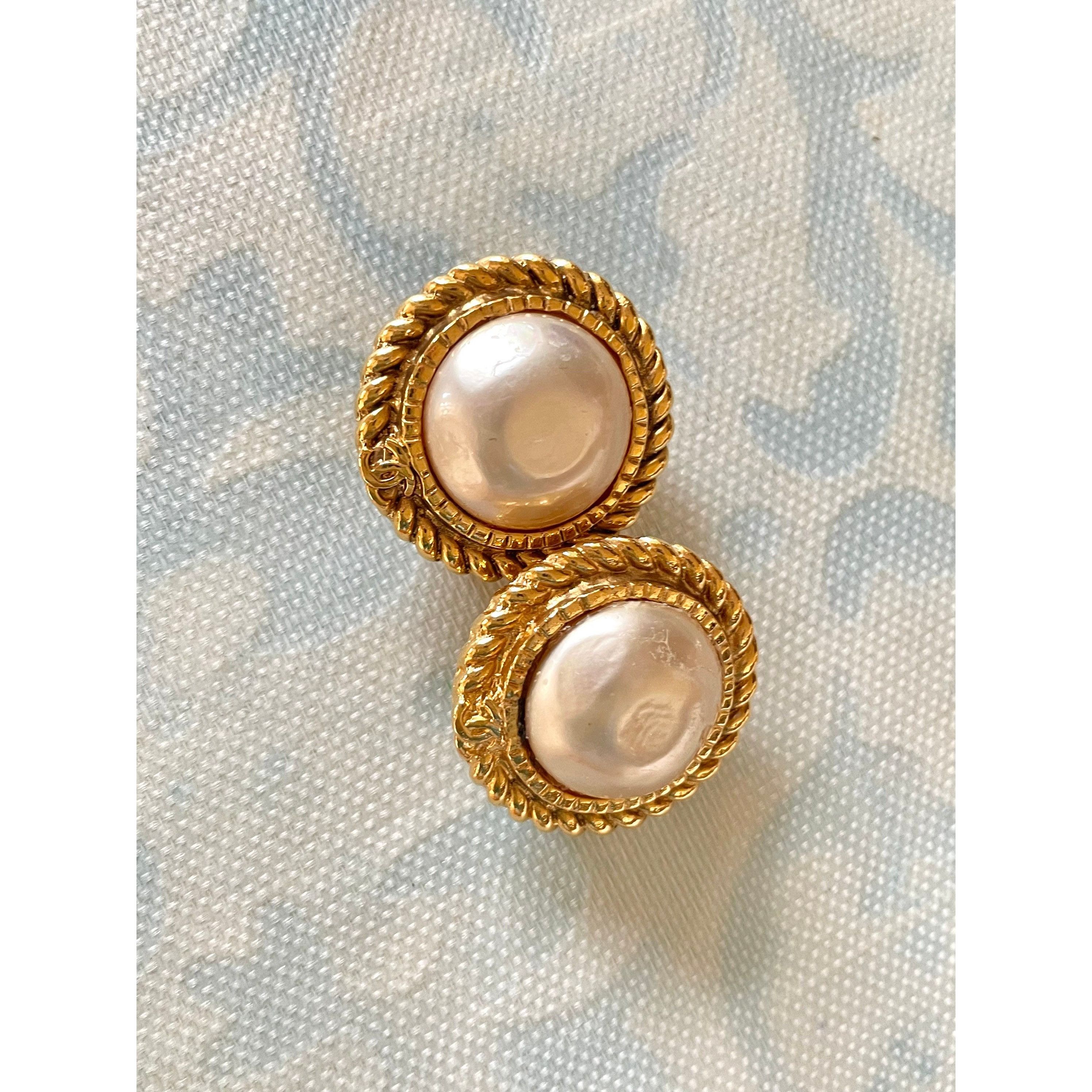 Chanel Vintage CHANEL golden earrings with pearl and CC motif. Size ONE SIZE - 8 Thumbnail