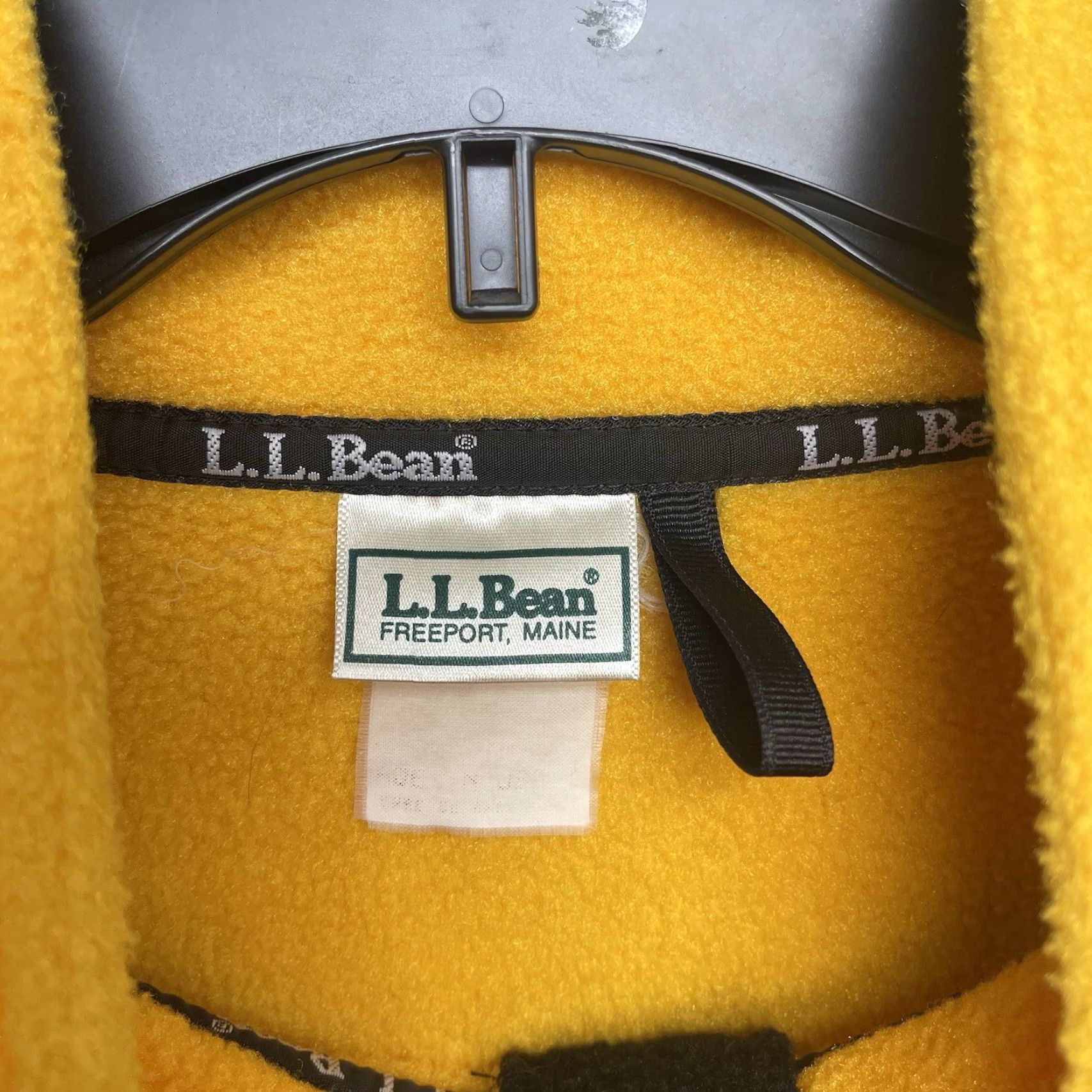 Vintage VINTAGE L.L. Bean Jacket Mens XL Yellow 1/4 Zip Fleece Pocket Hiking Polyester Solid Regular Long Sleeve Gender: Mens Size US XL / EU 56 / 4 - 3 Thumbnail