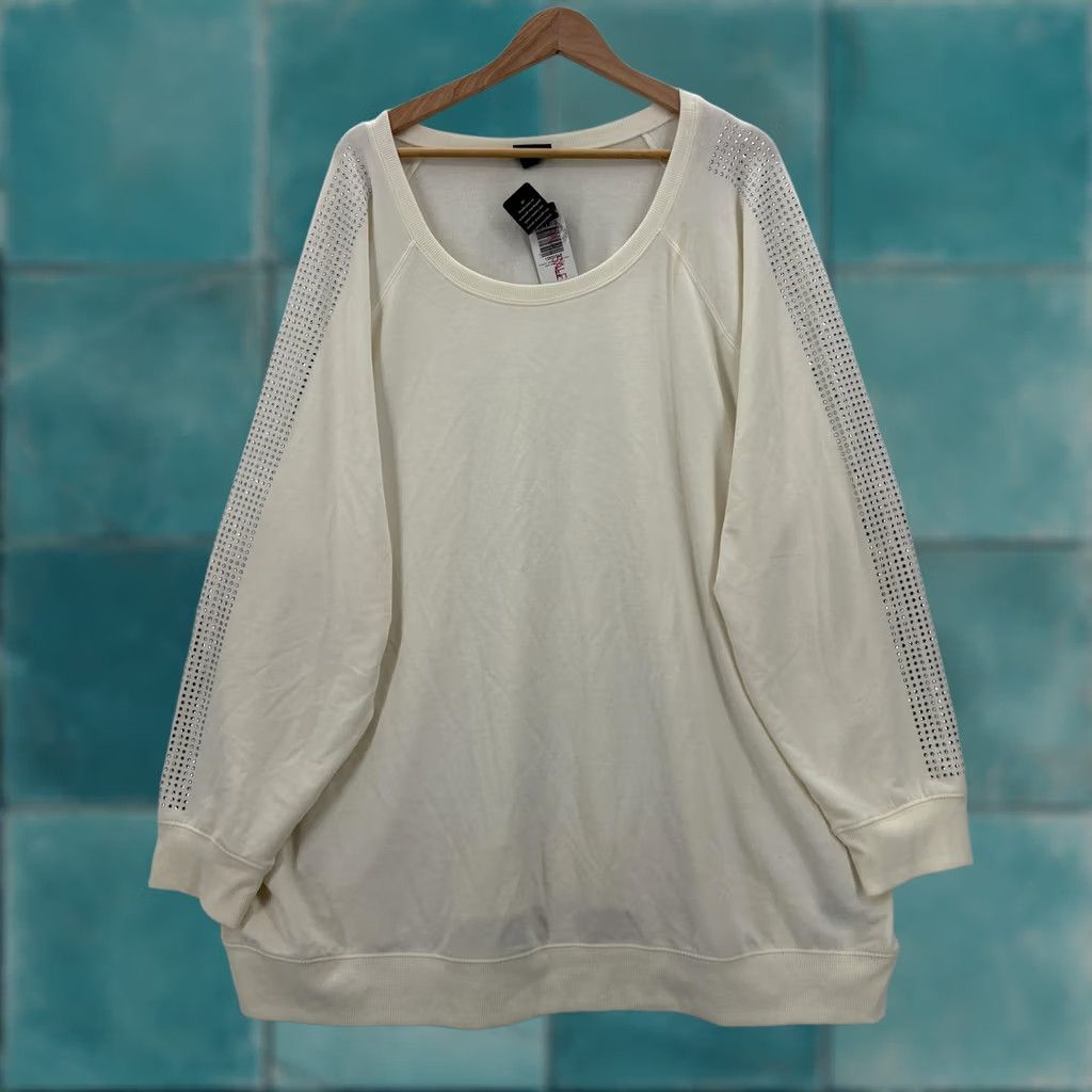 Torrid Torrid Sweatshirt Womens 5X White Rhinestone Sleeve Scoop Neck Raglan Pullover Size XXL / US 16-18 / IT 52-54 - 1 Thumbnail