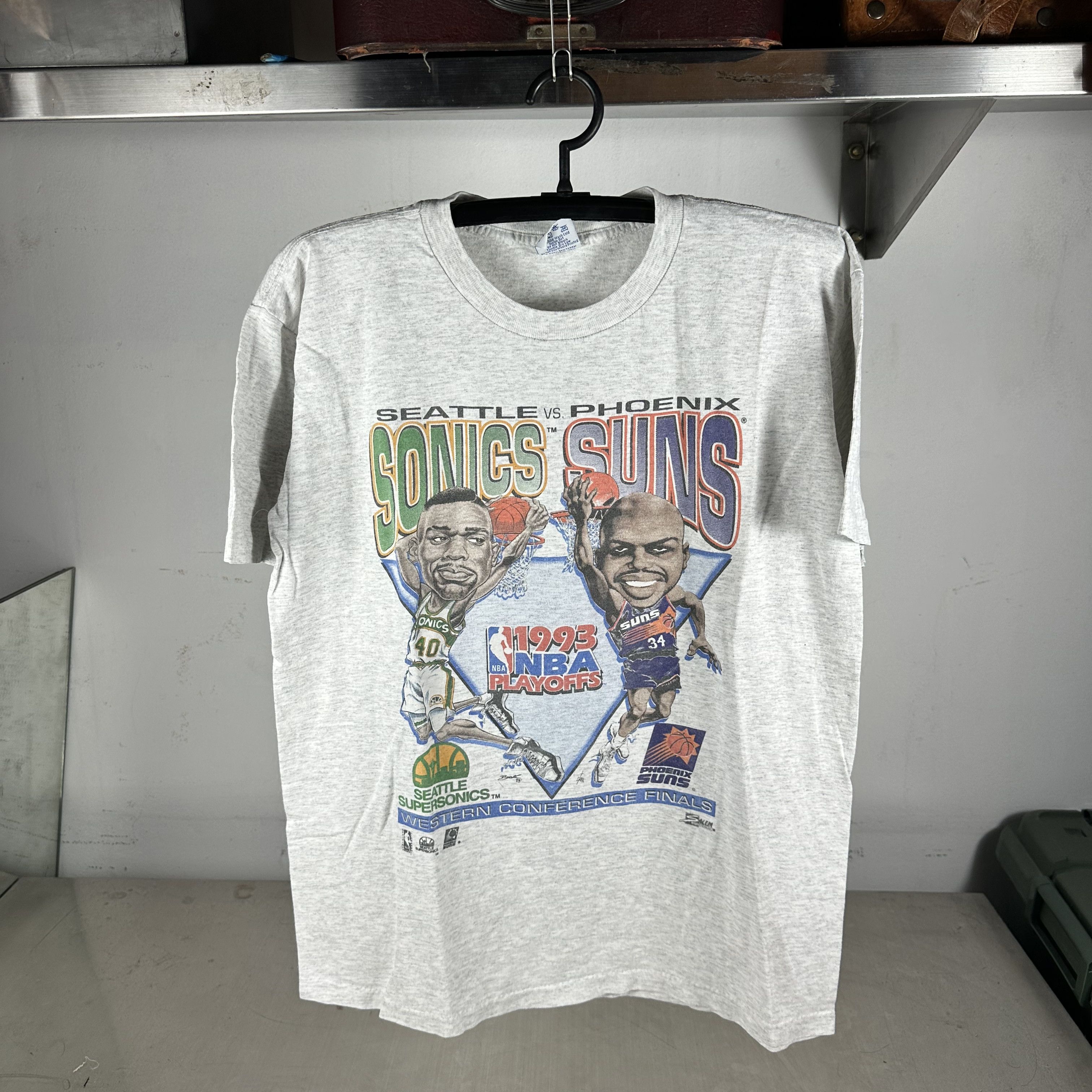 Vintage 1993 NBA Playoffs Supersonics VS Suns Caricature Salem Tee Size US L / EU 52-54 / 3 - 1 Thumbnail