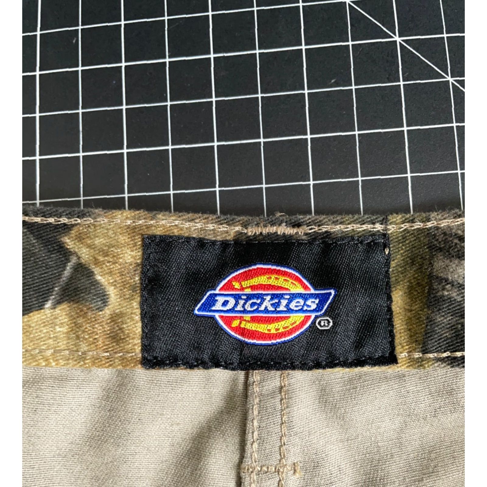 Dickies Dickies Cargo Pants Men's 38 x 30.5 Green Camouflage Cargo Pocket Straight Rise High Waist Regular 90s Army Workwear Button Zip Adult Mens Size US 39 - 3 Thumbnail