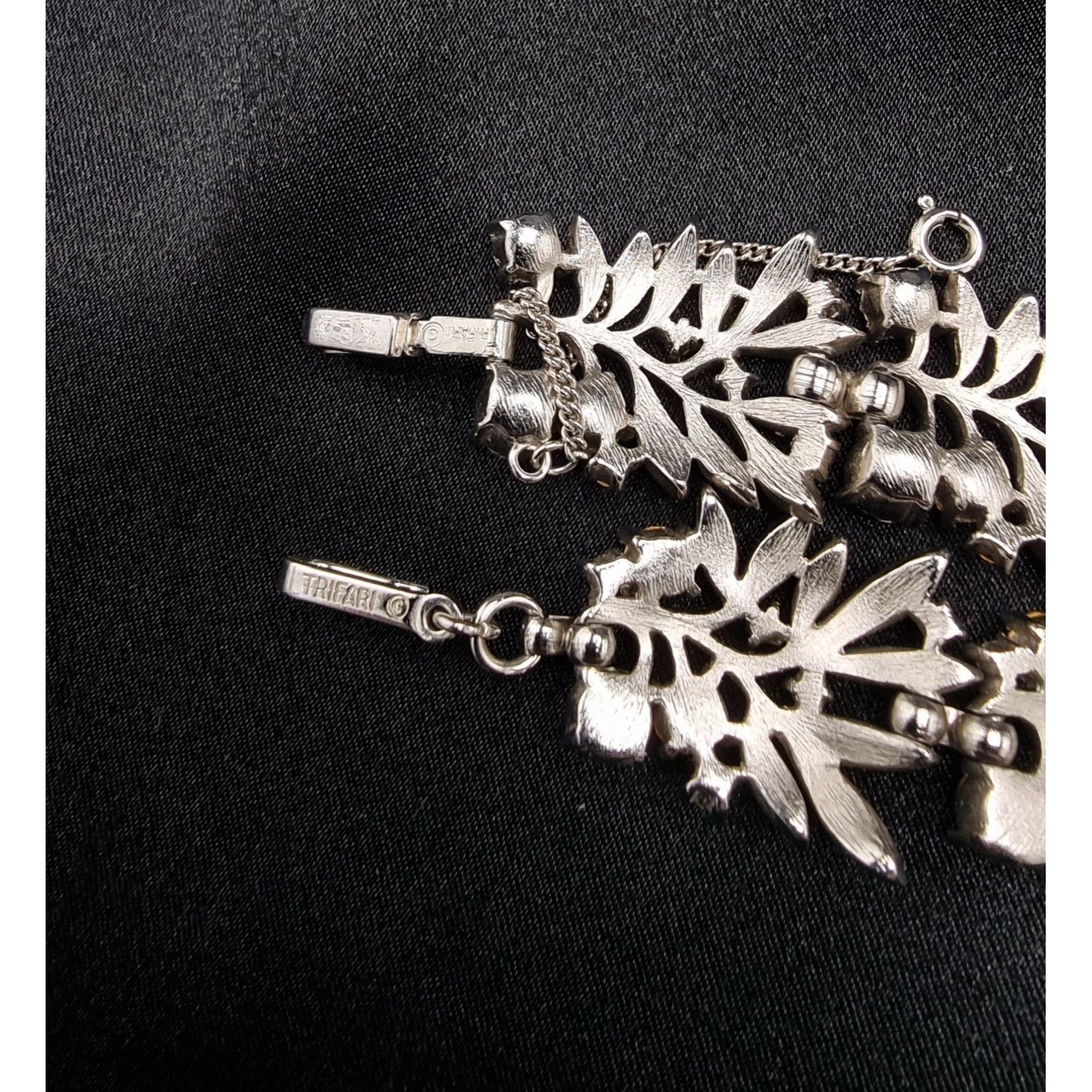 Vintage Vintage 1960s TRIFARI Silver-Tone Rhinestone Leaf Necklace & Size ONE SIZE - 4 Thumbnail