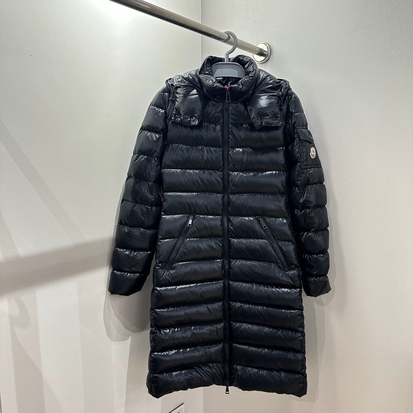 Moncler Moncler apr522 Moka Long Logo Puffer 1 White Gd Size S / US 4 / IT 40 - 1 Thumbnail