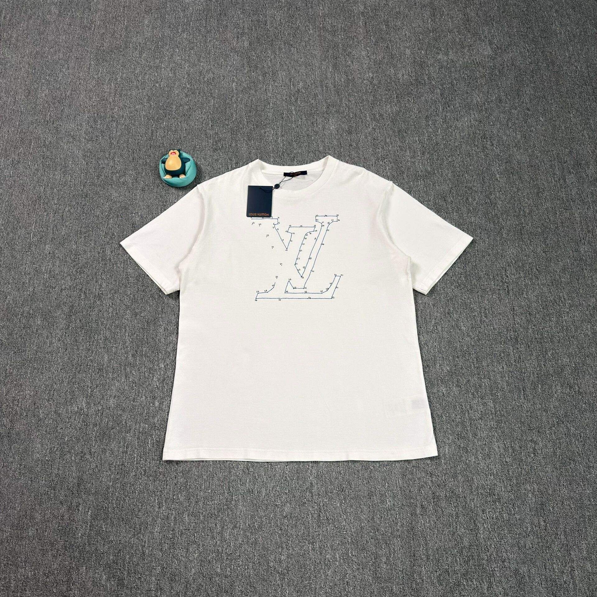 Louis Vuitton Louis Vuitton Dots LV Logo T-Shirt XXL Size US XXL / EU 58 / 5 - 1 Thumbnail