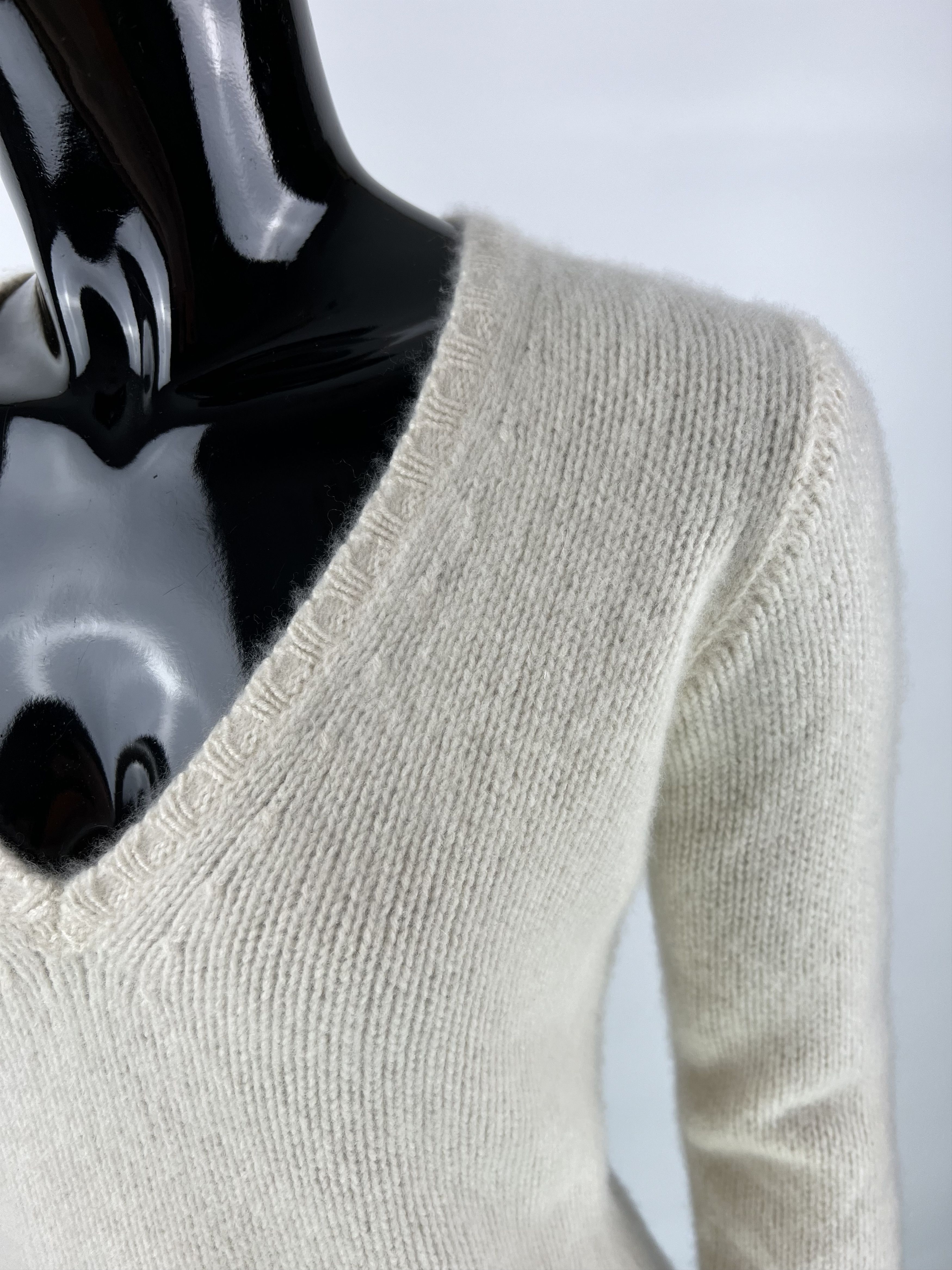 Loro Piana Loro Piana Women's 100% Cashmere V-Neck Sweater Size IT44 Size M / US 6-8 / IT 42-44 - 9 Thumbnail