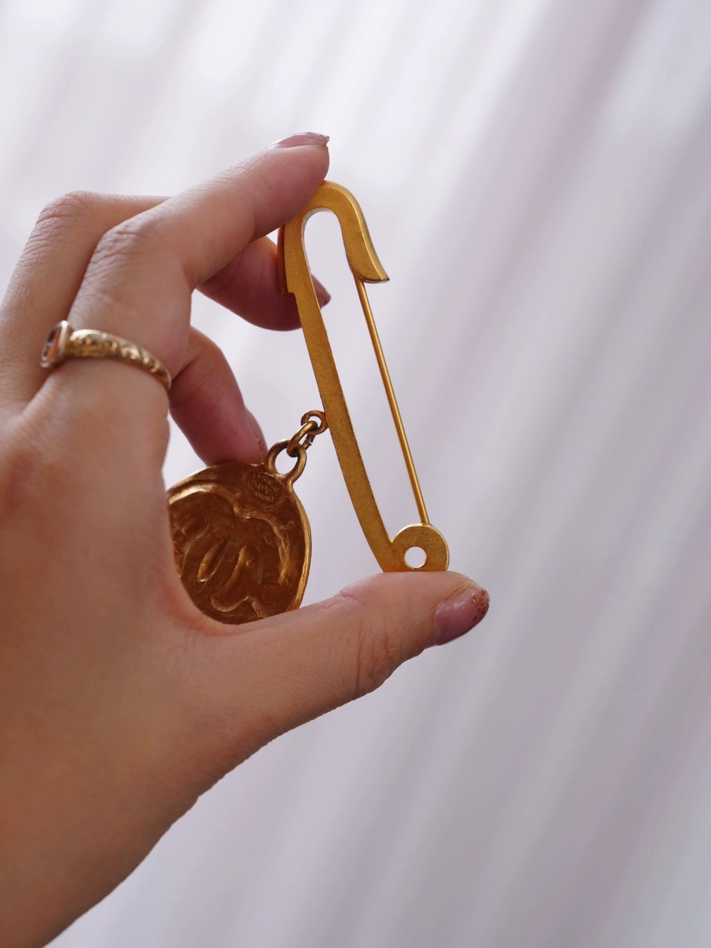 Chanel Chanel Vintage 1994 Coin Pendant Brooch Size ONE SIZE - 5 Thumbnail