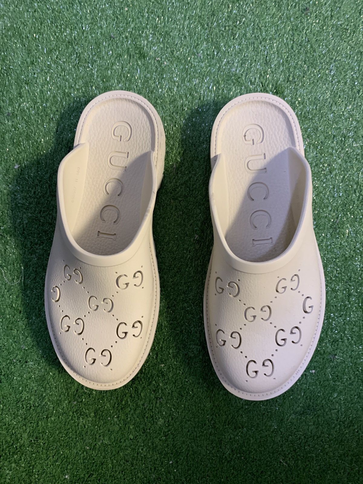 Gucci White GG Gucci rubber slides Size US 11 / EU 44 - 2 Thumbnail