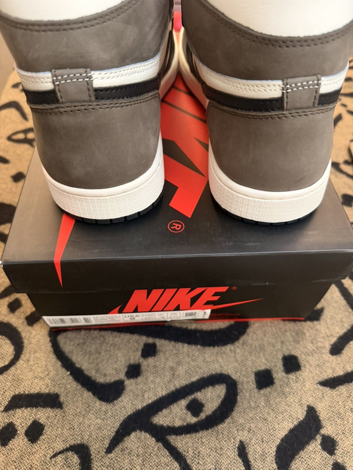 Jordan Brand Air Jordan 1 Retro High “Dark Mocha” Size US 9 / EU 42 - 5 Thumbnail
