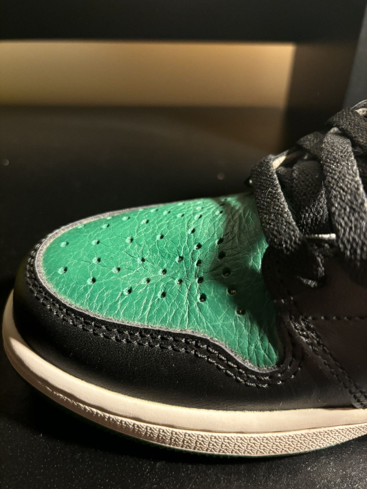 Jordan Brand Air Jordan 1 Retro High OG Pine Green ‘18 (1.0) Size US 9 / EU 42 - 11 Thumbnail