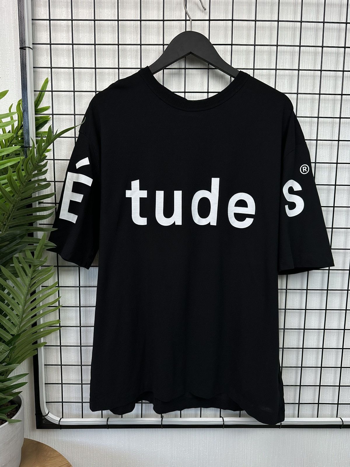 【一部予約販売】 Études CHERCHEZ LE GARÇON Tシャツ ブラック トップス